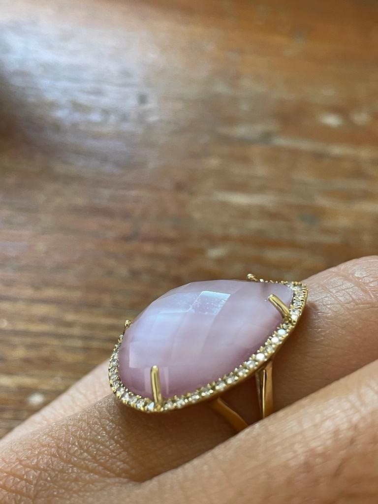 SASSARI, Anillo de oro y diamantes con cuarzo rosa.