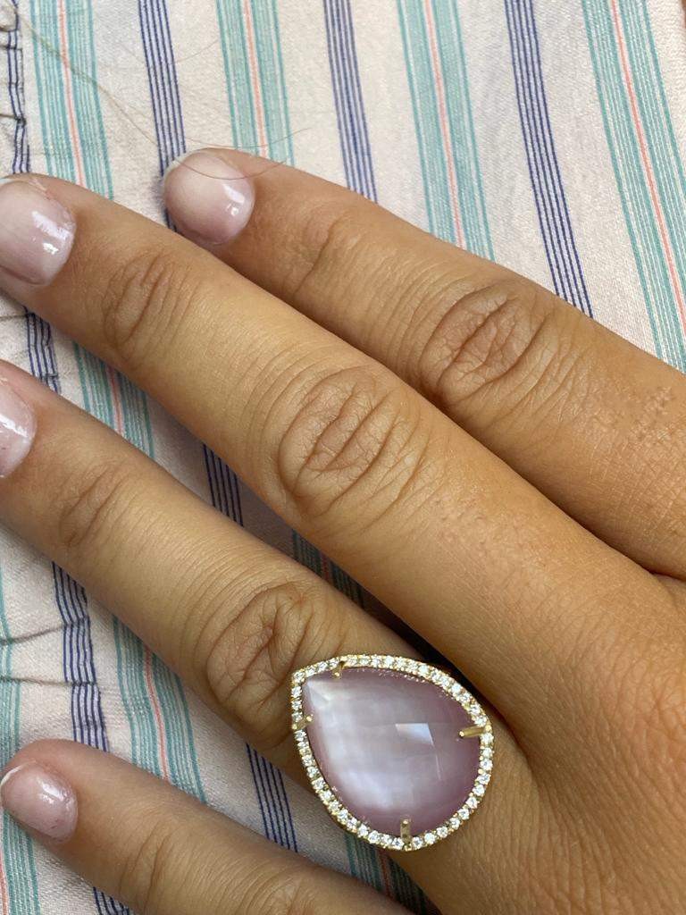 SASSARI, Anillo de oro y diamantes con cuarzo rosa.