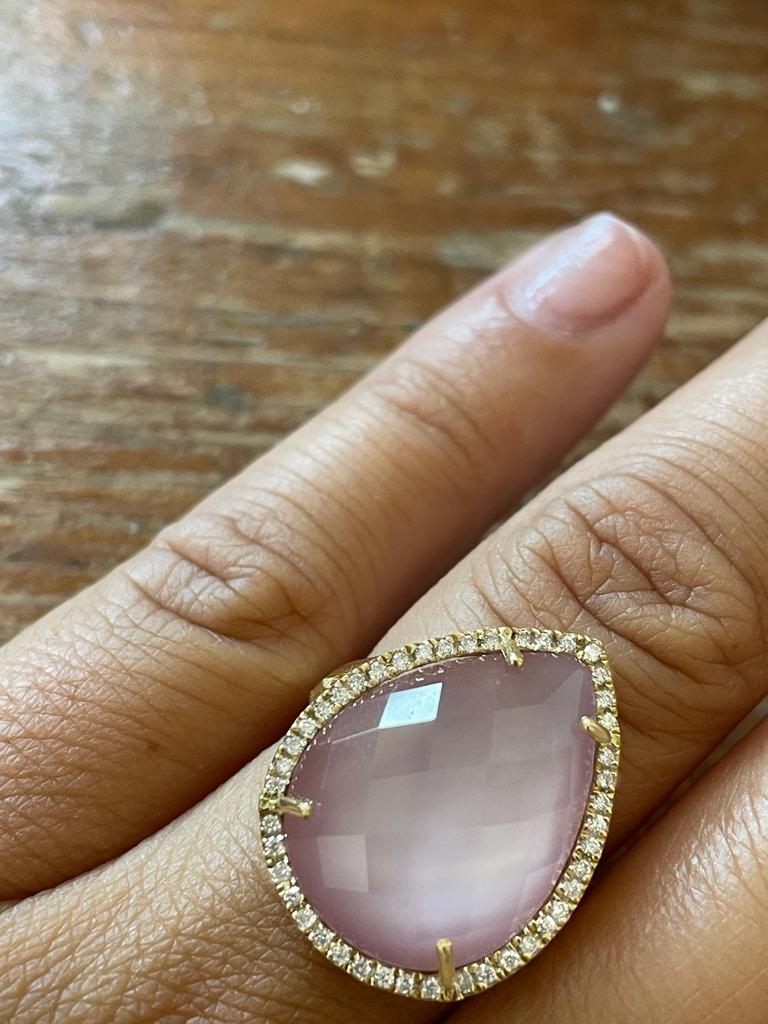 SASSARI, Anillo de oro y diamantes con cuarzo rosa.