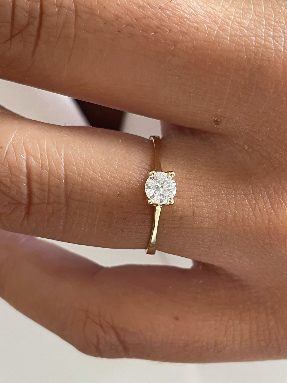Anillo SARP de compromiso en oro blanco o amarillo con circonita