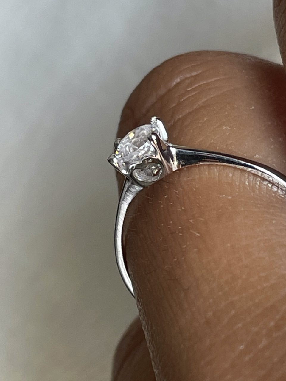 Anillo SARP de compromiso en oro blanco o amarillo con circonita