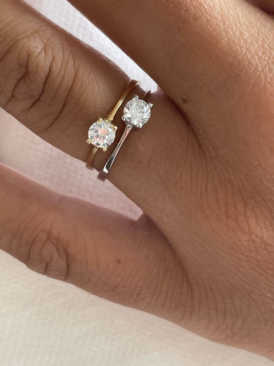 Anillo SARP de compromiso en oro blanco o amarillo con circonita