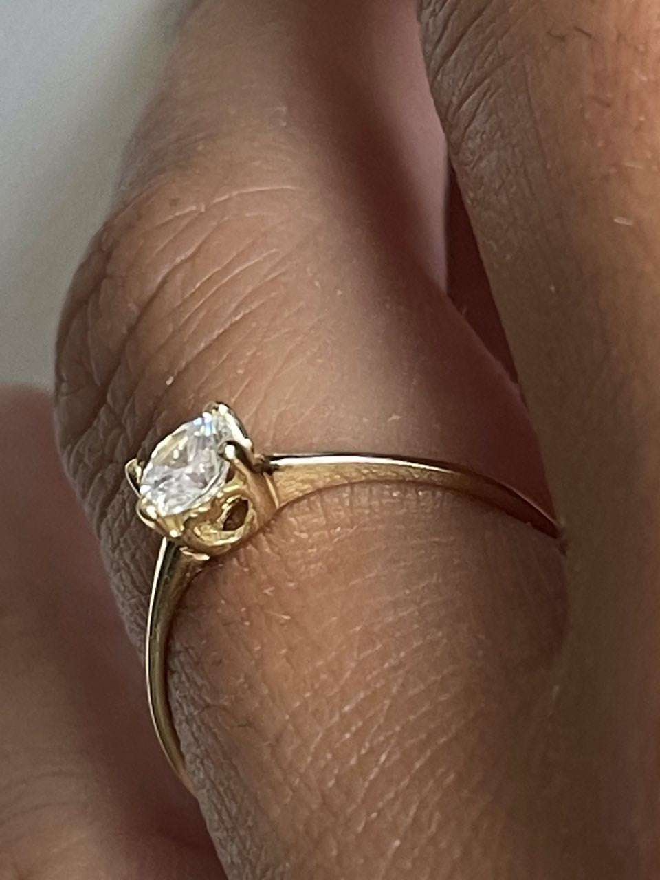 Anillo SARP de compromiso en oro blanco o amarillo con circonita