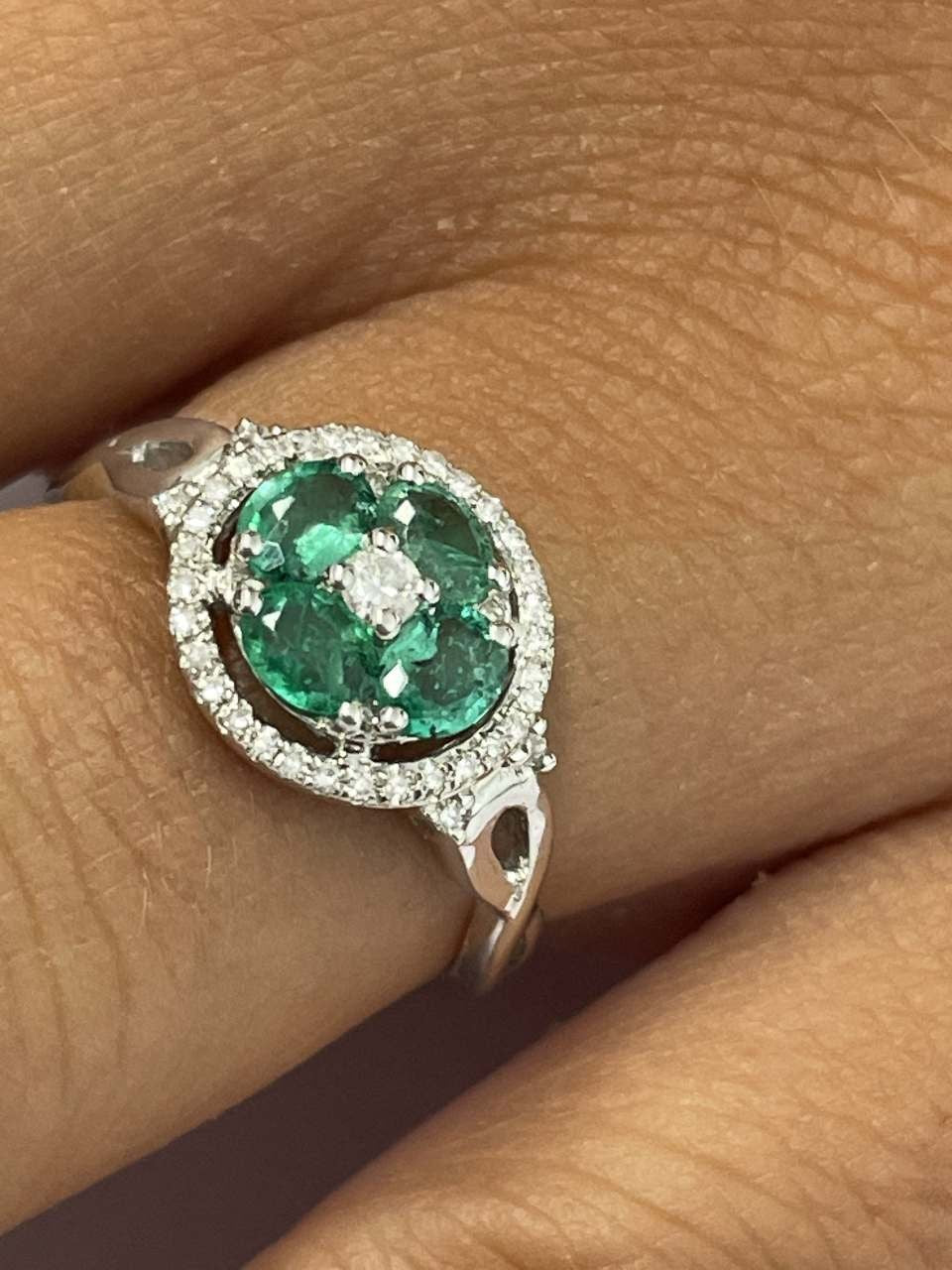 Anillo DOLKUN en oro blanco de 18 ktes con esmeraldas y brillantes