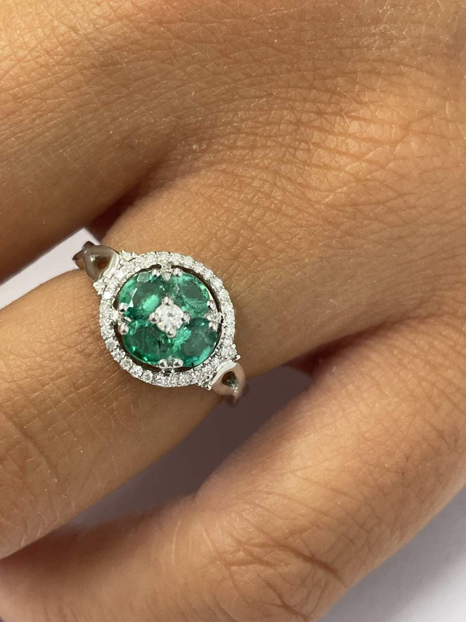 Anillo DOLKUN en oro blanco de 18 ktes con esmeraldas y brillantes