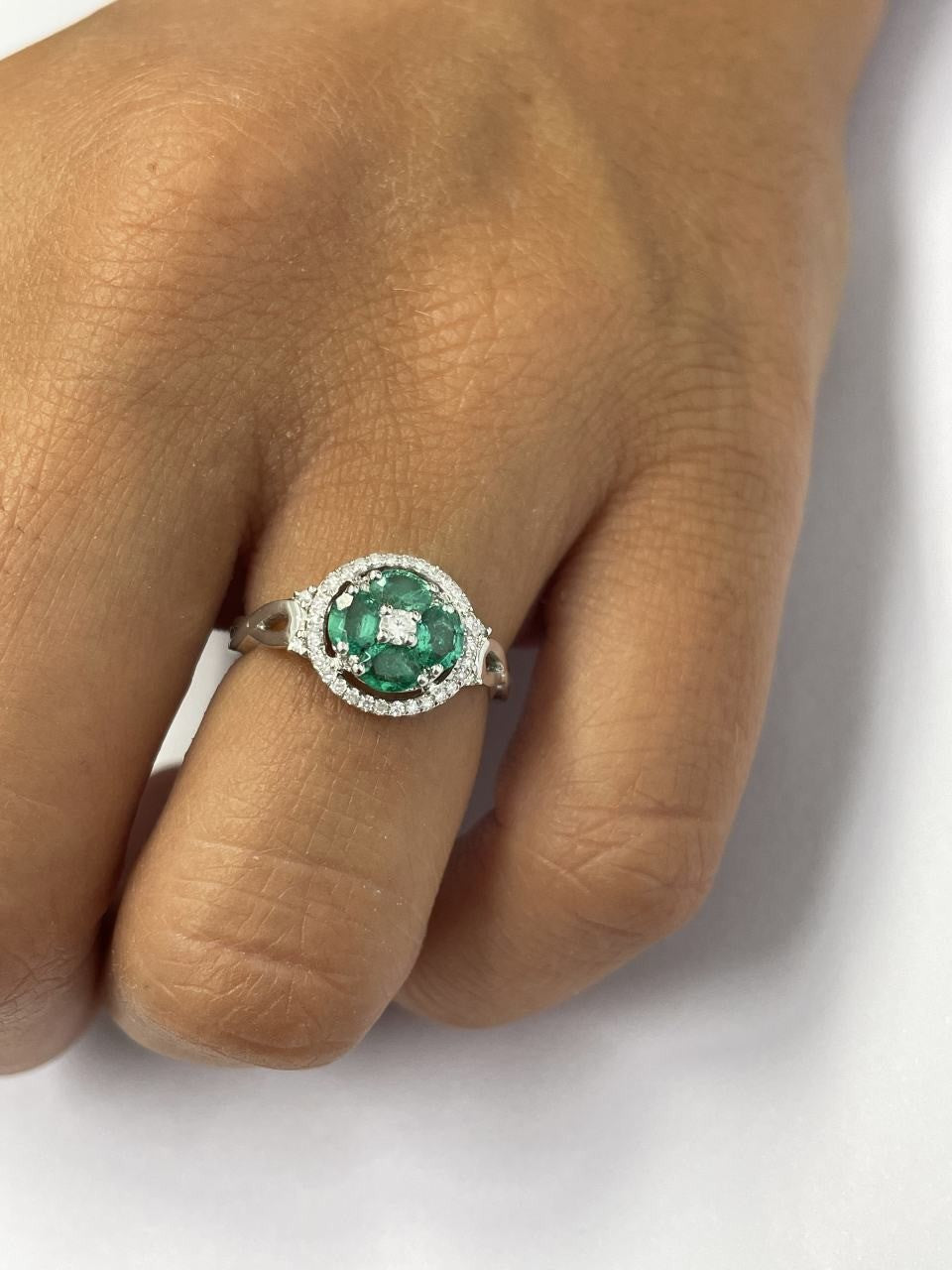 Anillo DOLKUN en oro blanco de 18 ktes con esmeraldas y brillantes