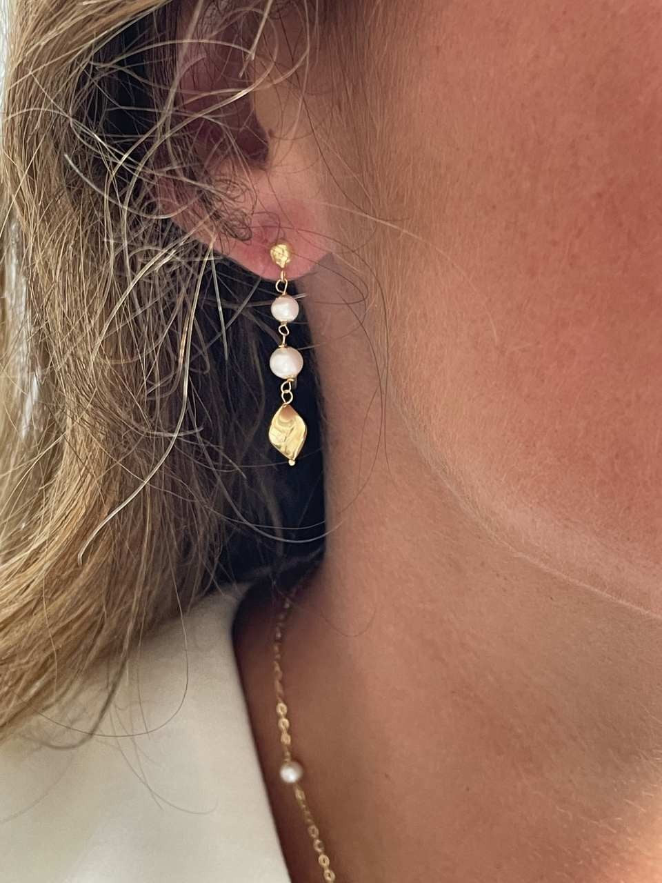 Pendientes largos EDIRNI en oro amarillos y perlas cultivadas - Roman Joyero