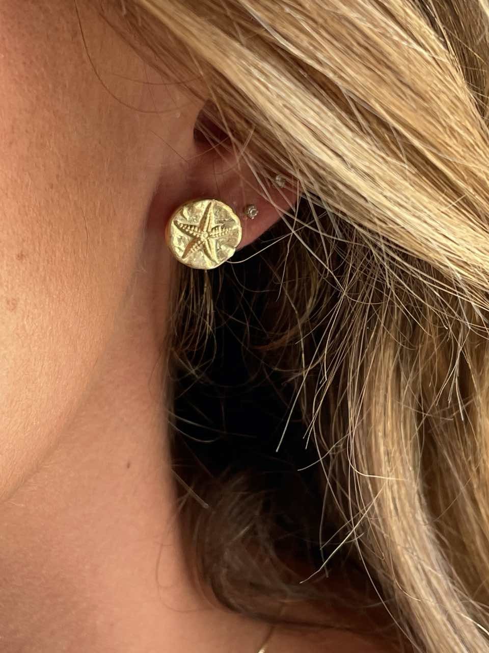 KARAMAN pendiente oro amarillo 18 ktes con estrellas de mar - Roman Joyero