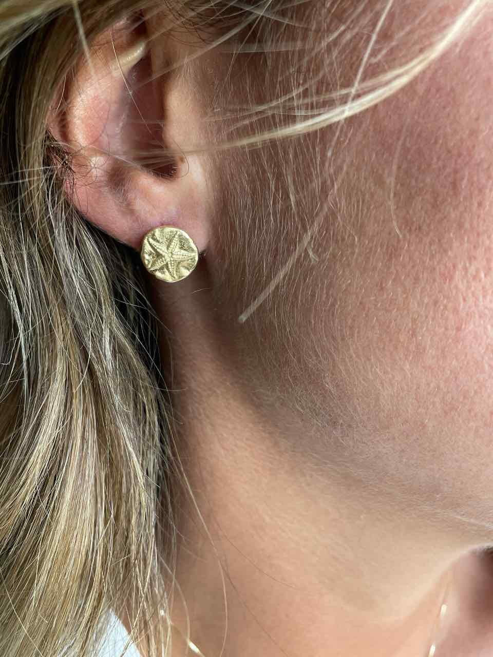 KARAMAN pendiente oro amarillo 18 ktes con estrellas de mar - Roman Joyero