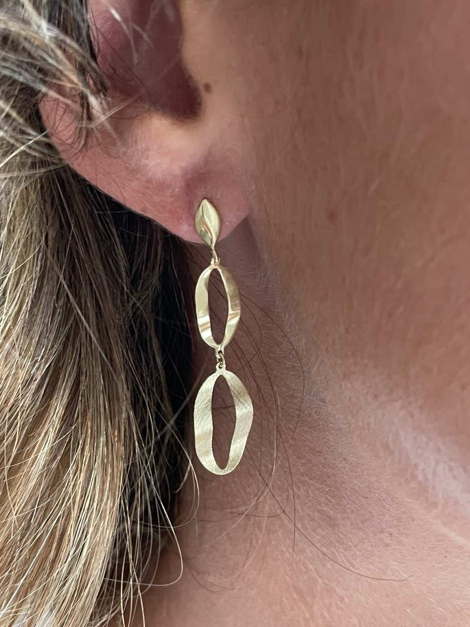 Pendiente largo eslabones MITRA en oro amarillo de 18 kilates - Roman Joyero