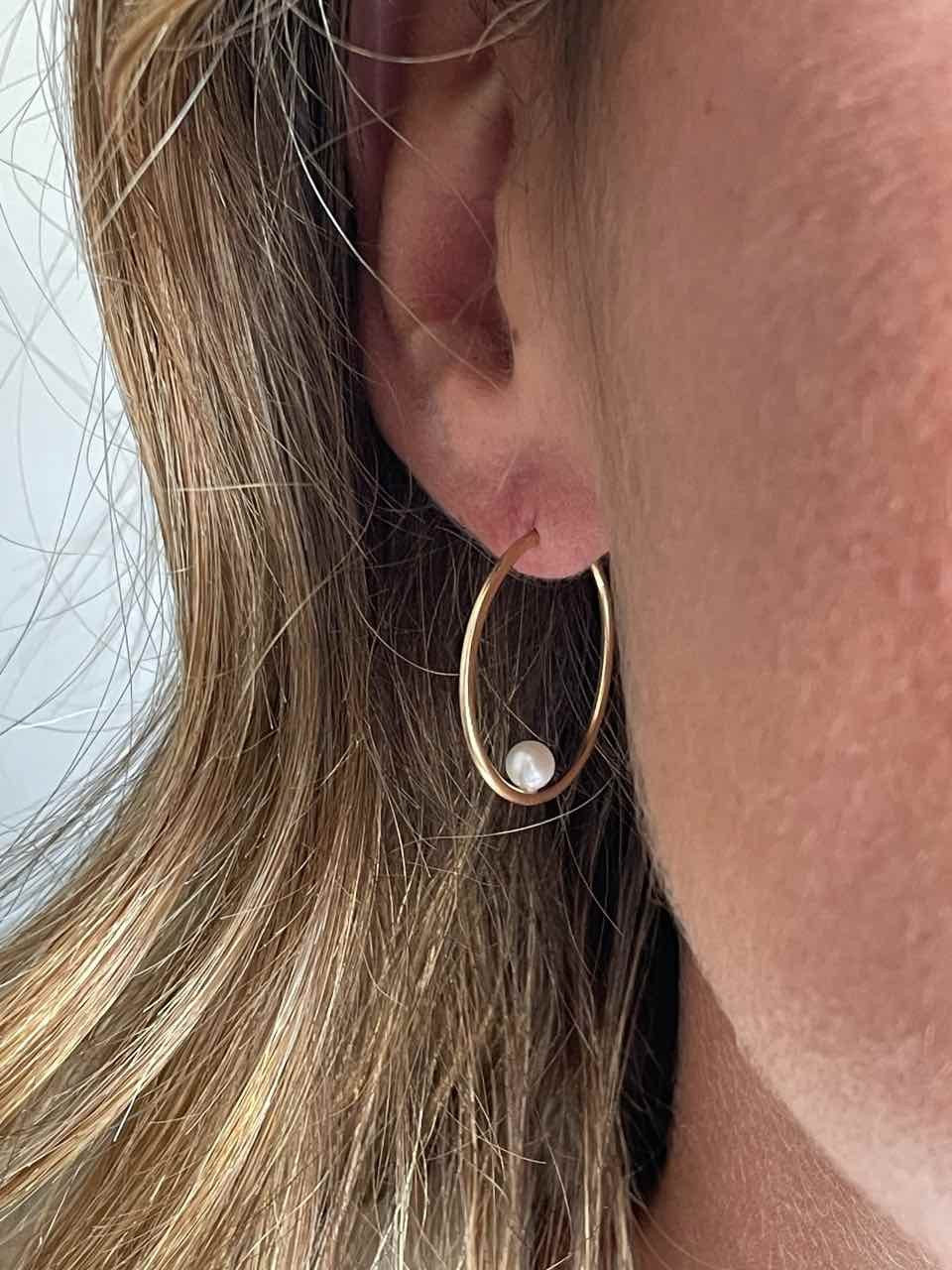 Argollas oro amarillo SOEL huecas en 18 kilates con perla