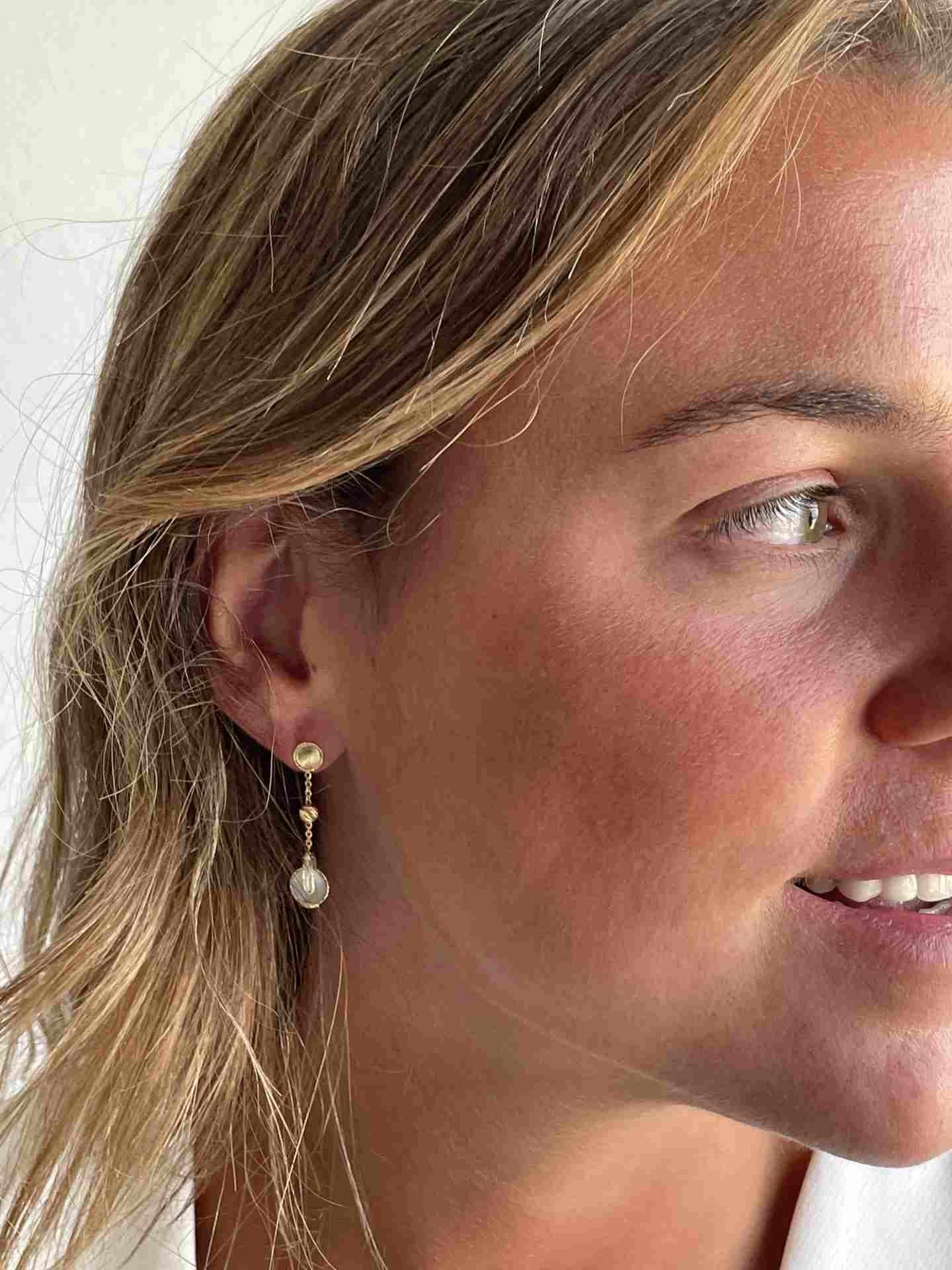 KAYA pendientes en oro amarillo de 18 kilates con nácar