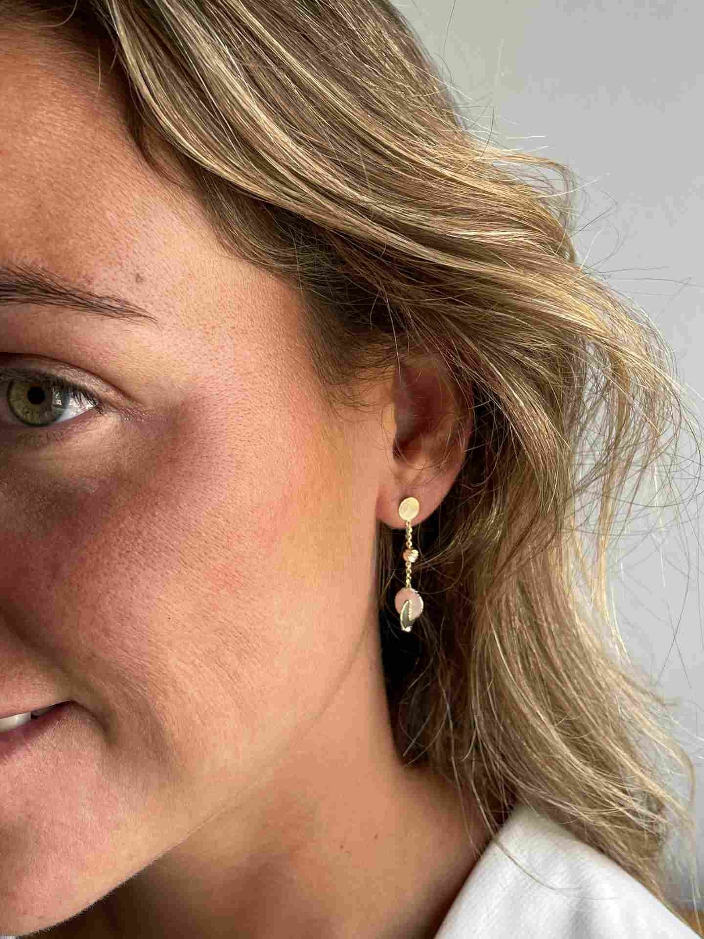 KAYA pendientes en oro amarillo de 18 kilates con nácar