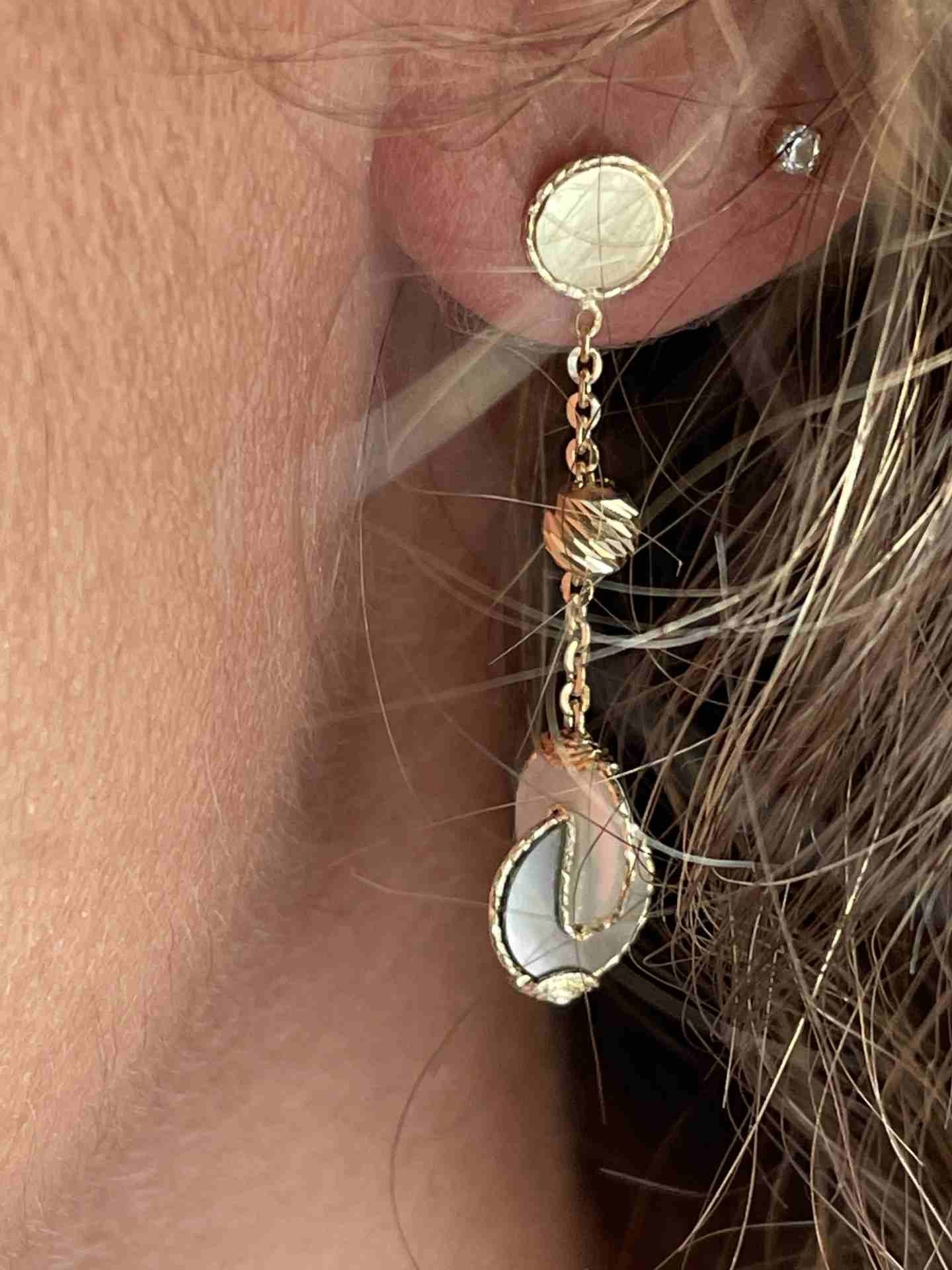 KAYA pendientes en oro amarillo de 18 kilates con nácar