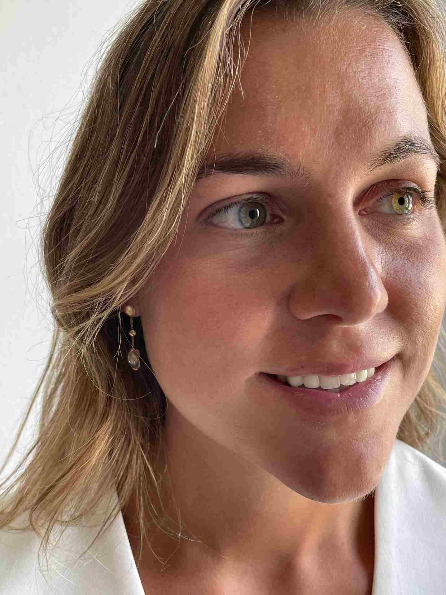 KAYA pendientes en oro amarillo de 18 kilates con nácar