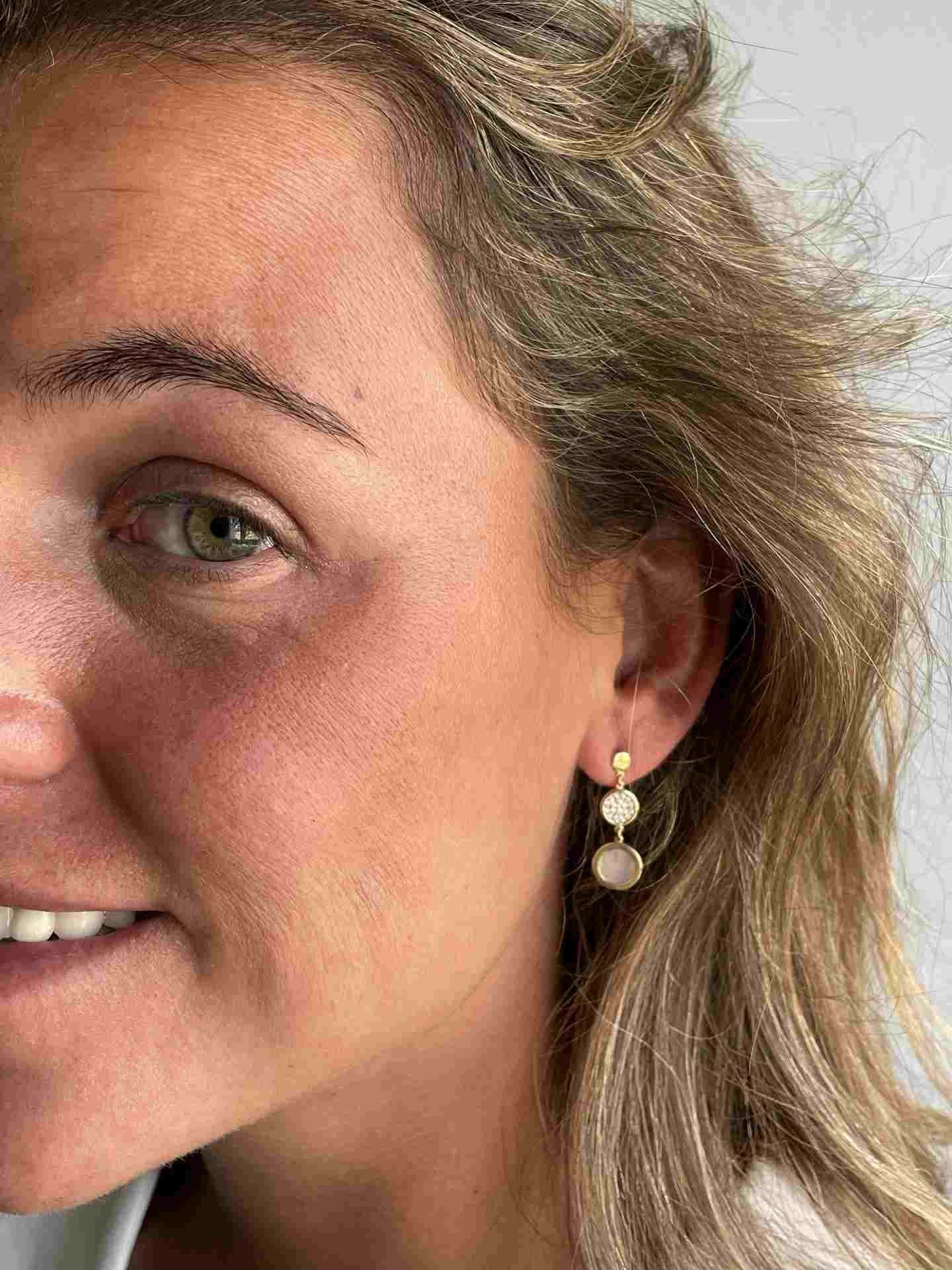 SOLMAZ pendiente oro 18 kilates con nácar y circinitas - Roman Joyero