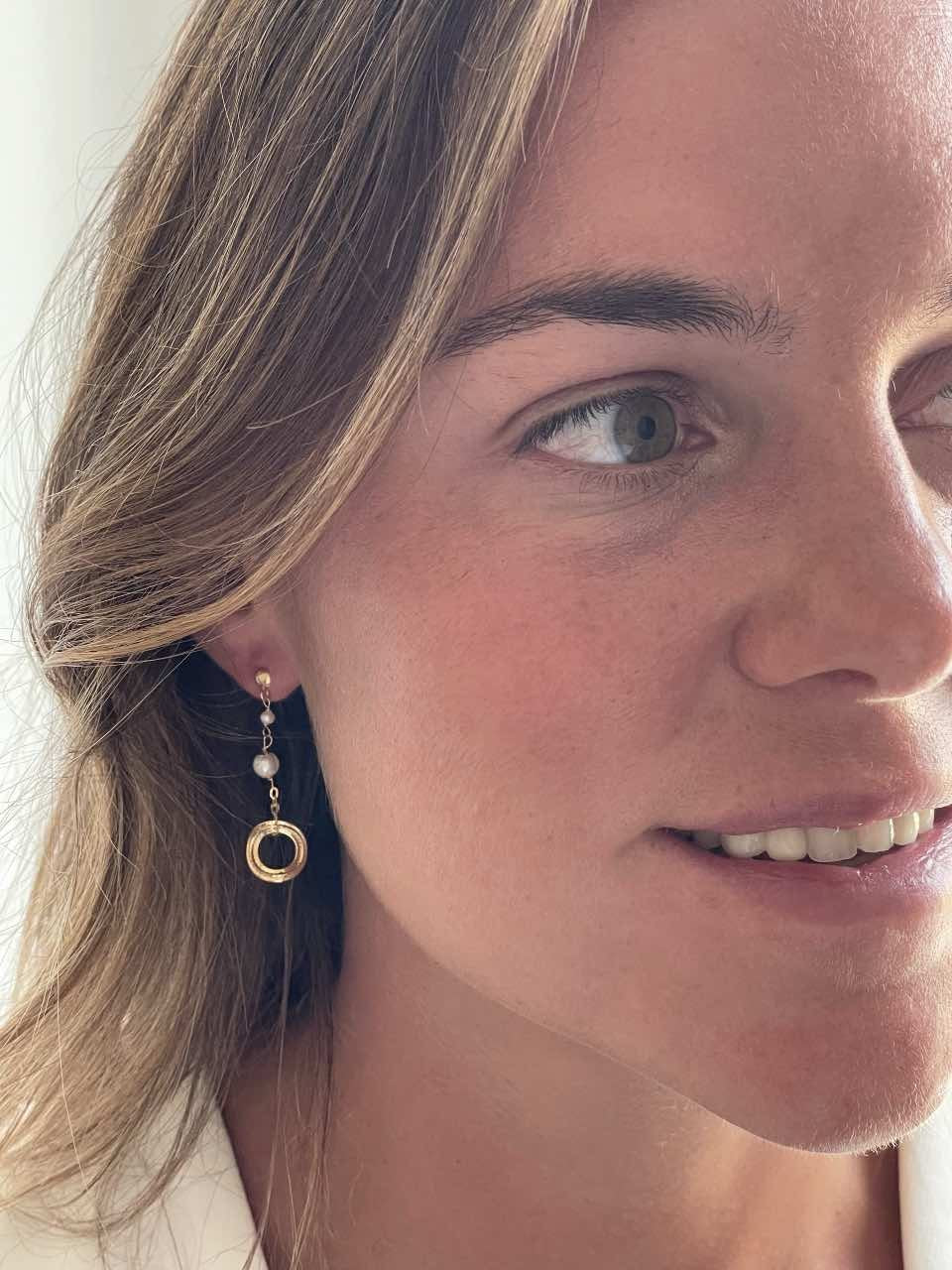 Pendientes ERSIN largos con perlas cultivadas en oro amarillo - Roman Joyero
