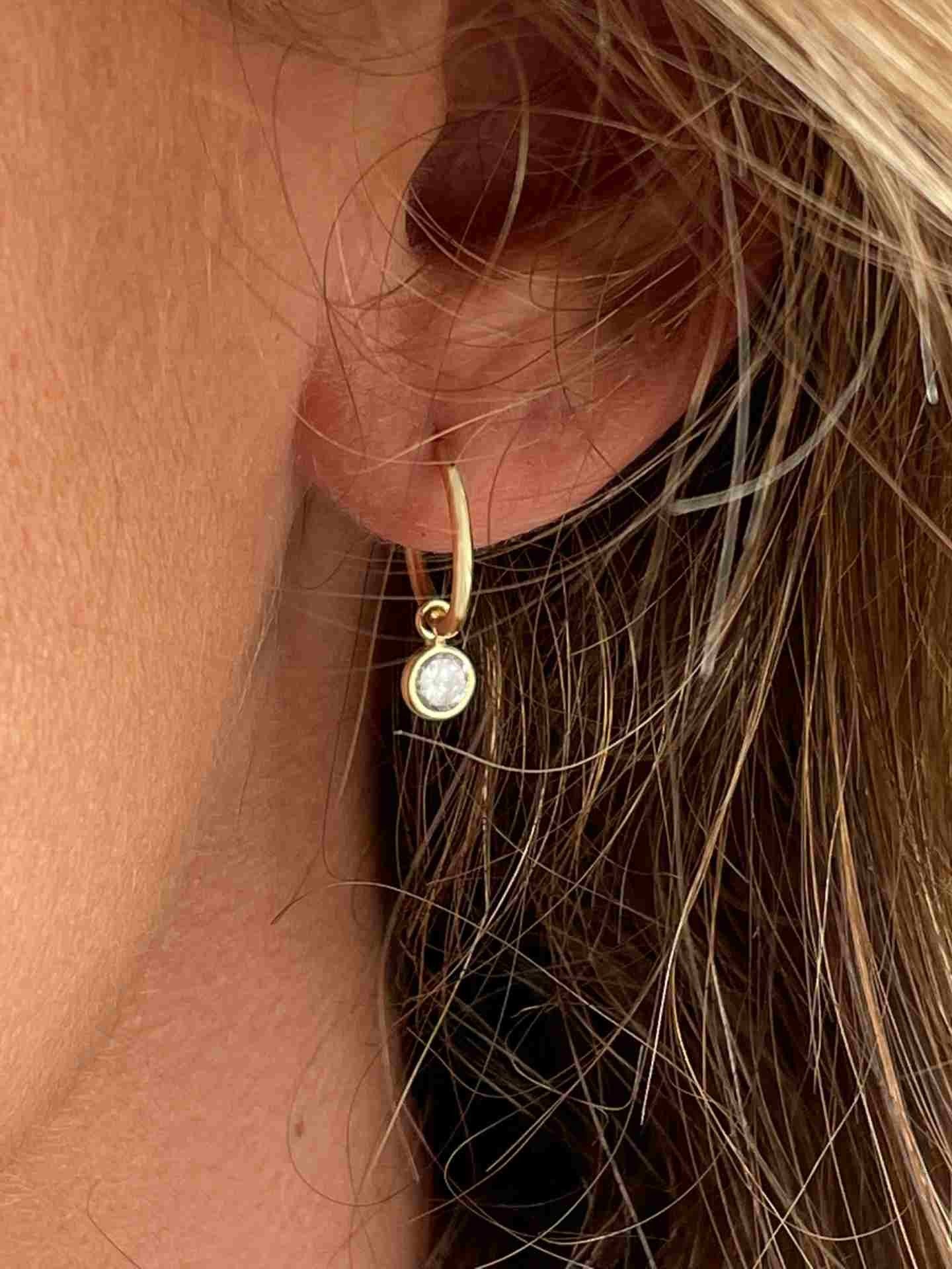 MIKKO argollas de oro amarillo de 18 kilates y circonita colgando - Roman Joyero