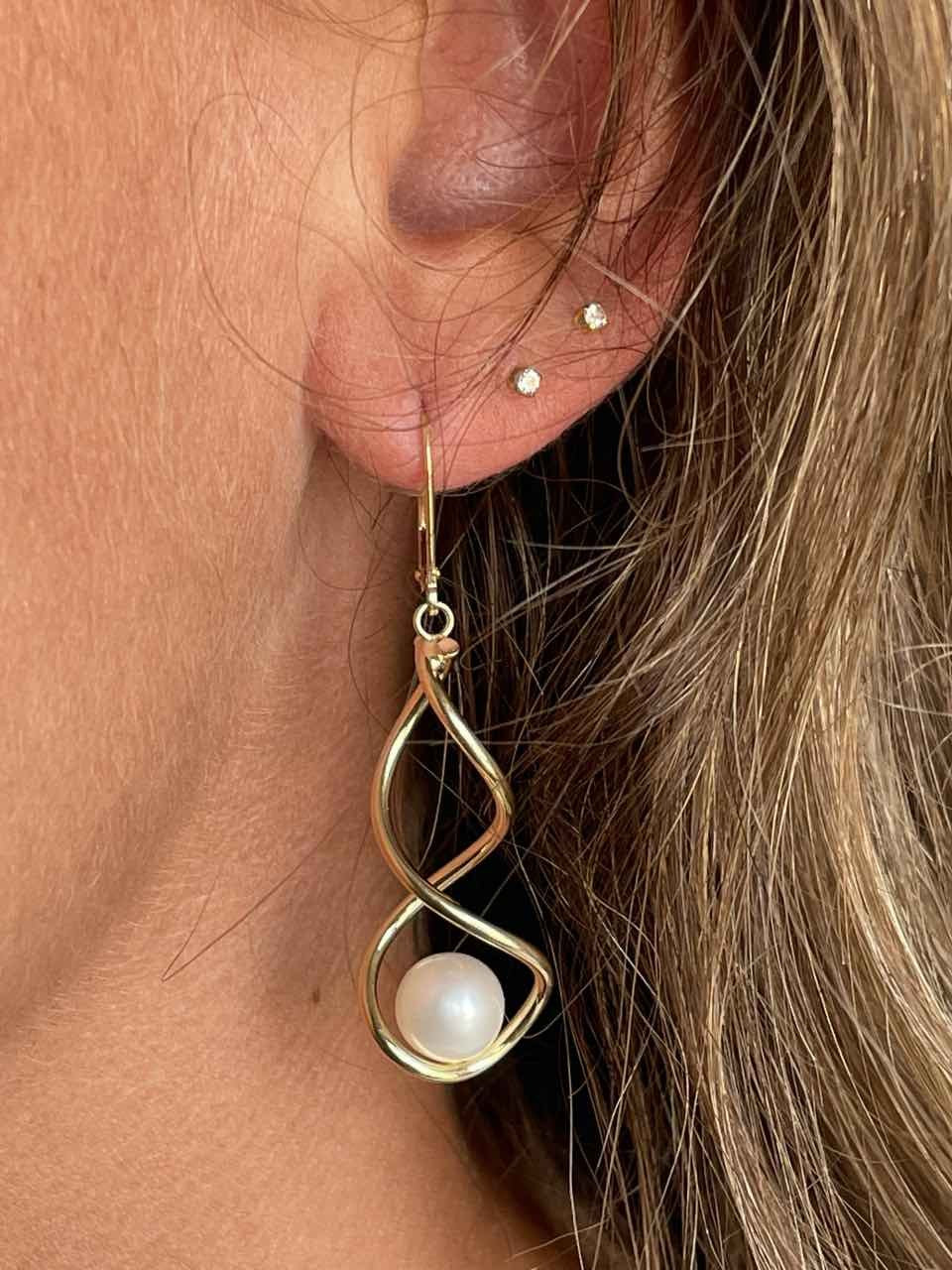 KARIM pendientes largos en oro amarillo 18 kilates con perla - Roman Joyero