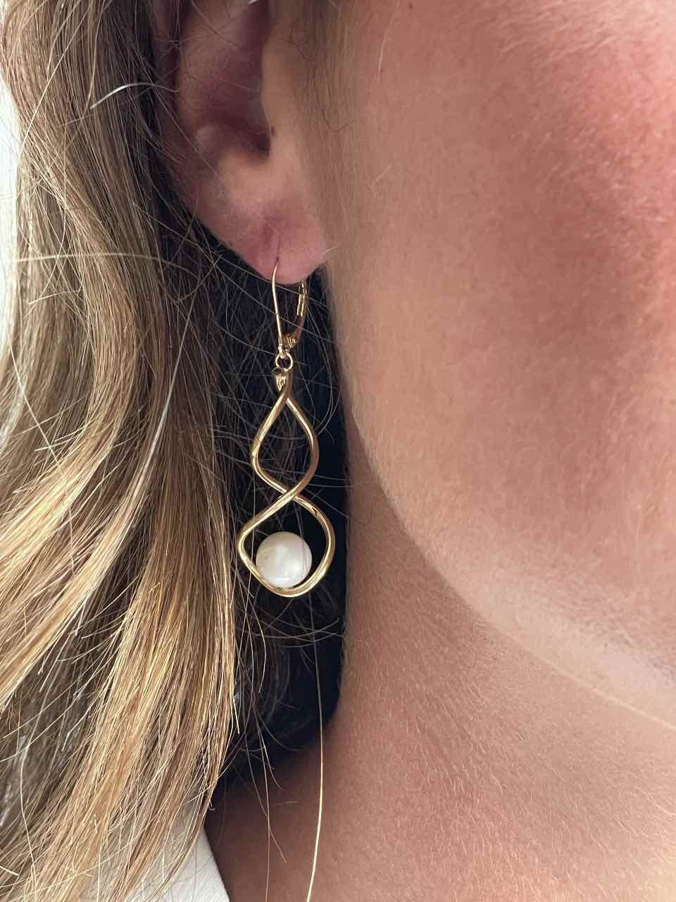 KARIM pendientes largos en oro amarillo 18 kilates con perla - Roman Joyero