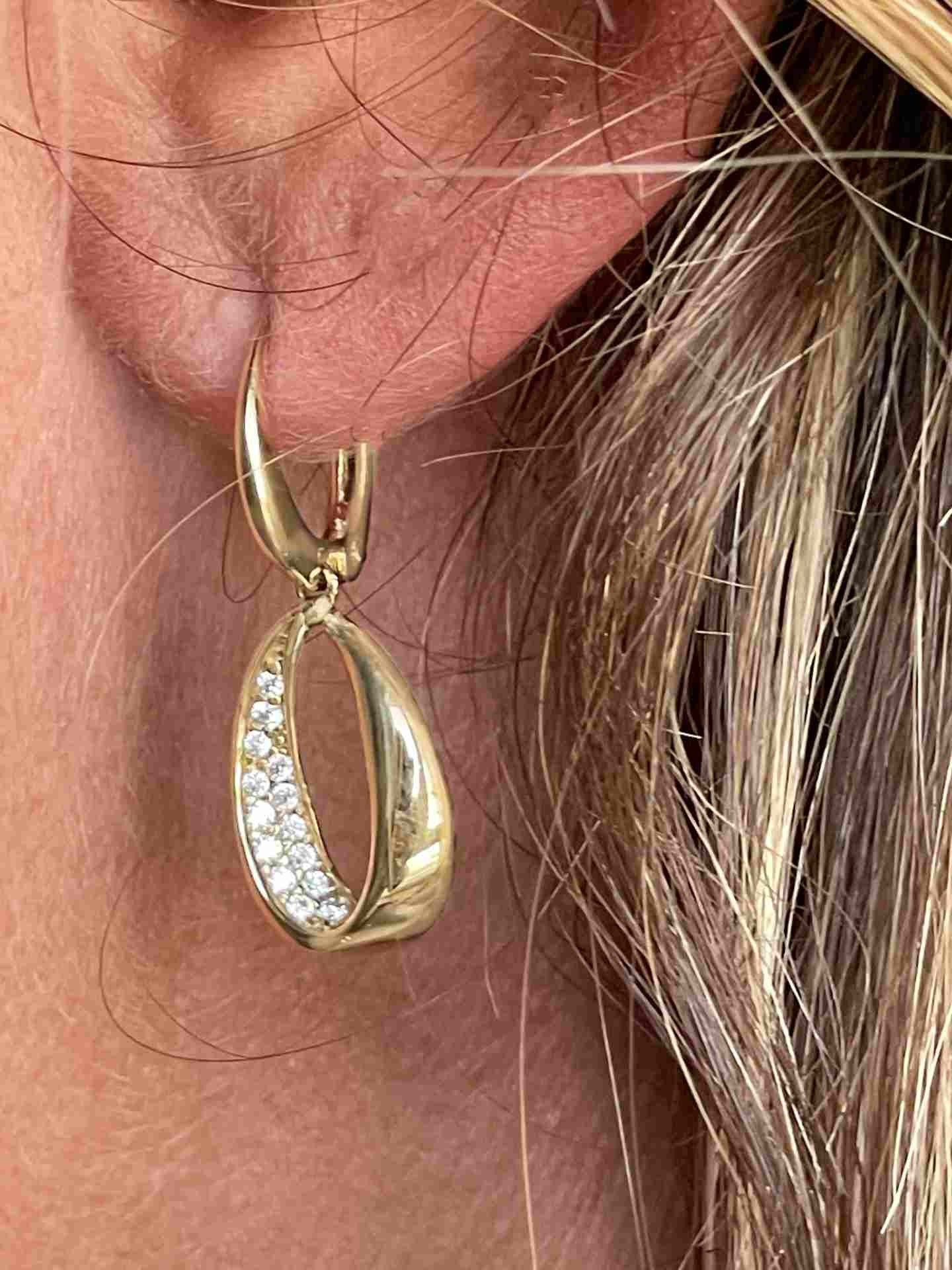 Pendientes VIROL en oro amarillo de 18 kilates con circonitas - Roman Joyero