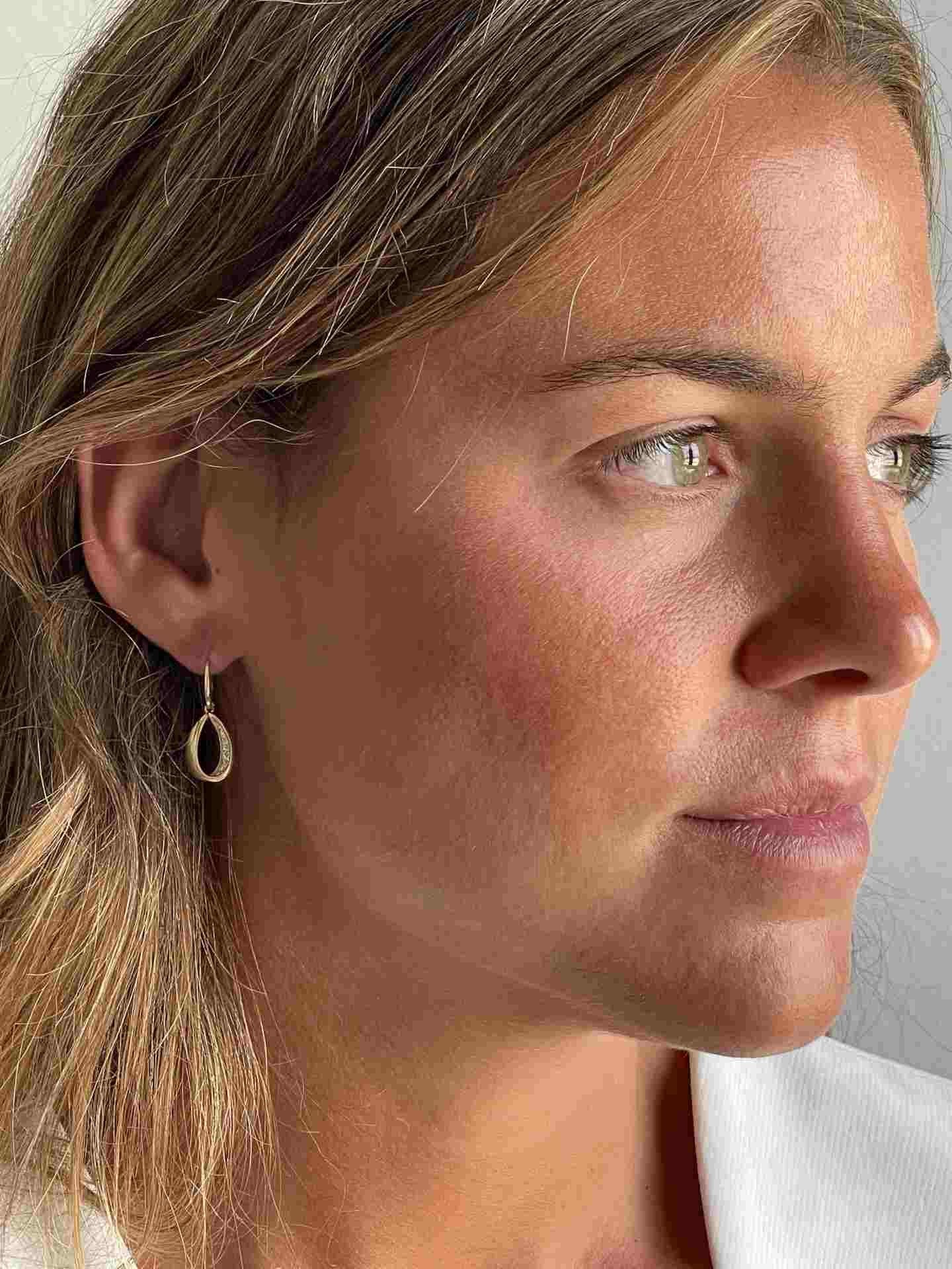 Pendientes VIROL en oro amarillo de 18 kilates con circonitas - Roman Joyero