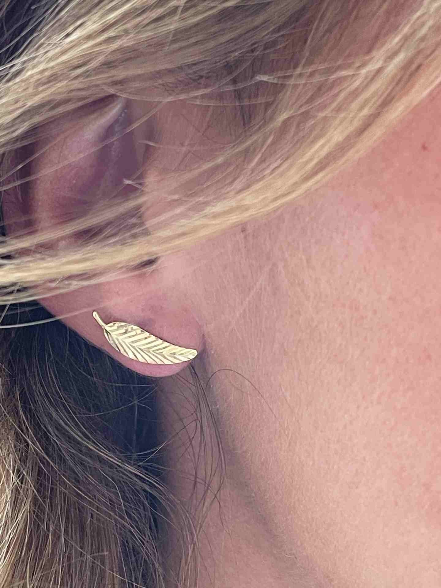 AZIZ pendiente hoja de palma en oro amarillo de 18 ktes
