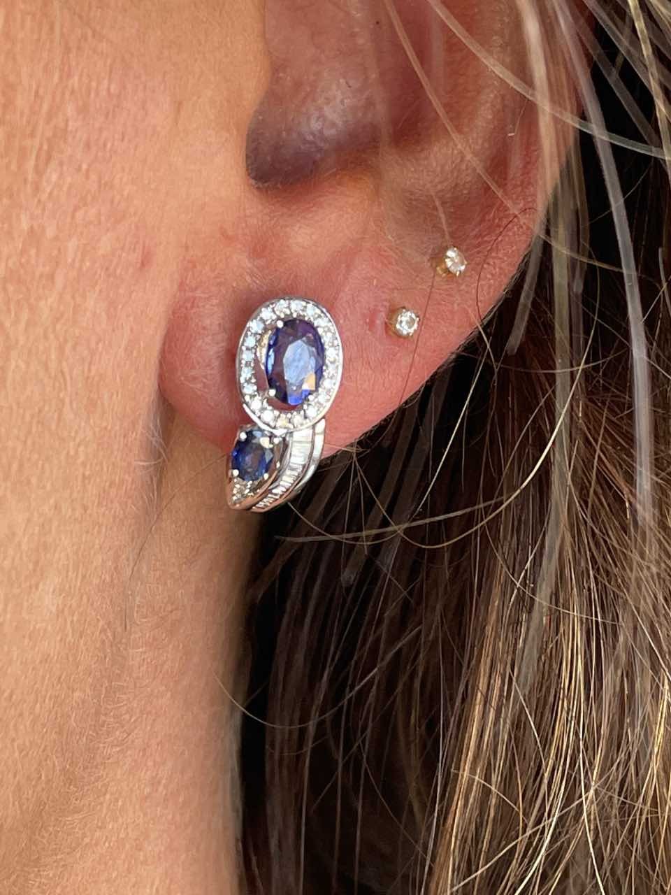 MEMO pendientes oro blanco con zafiros brillantes y baguettes
