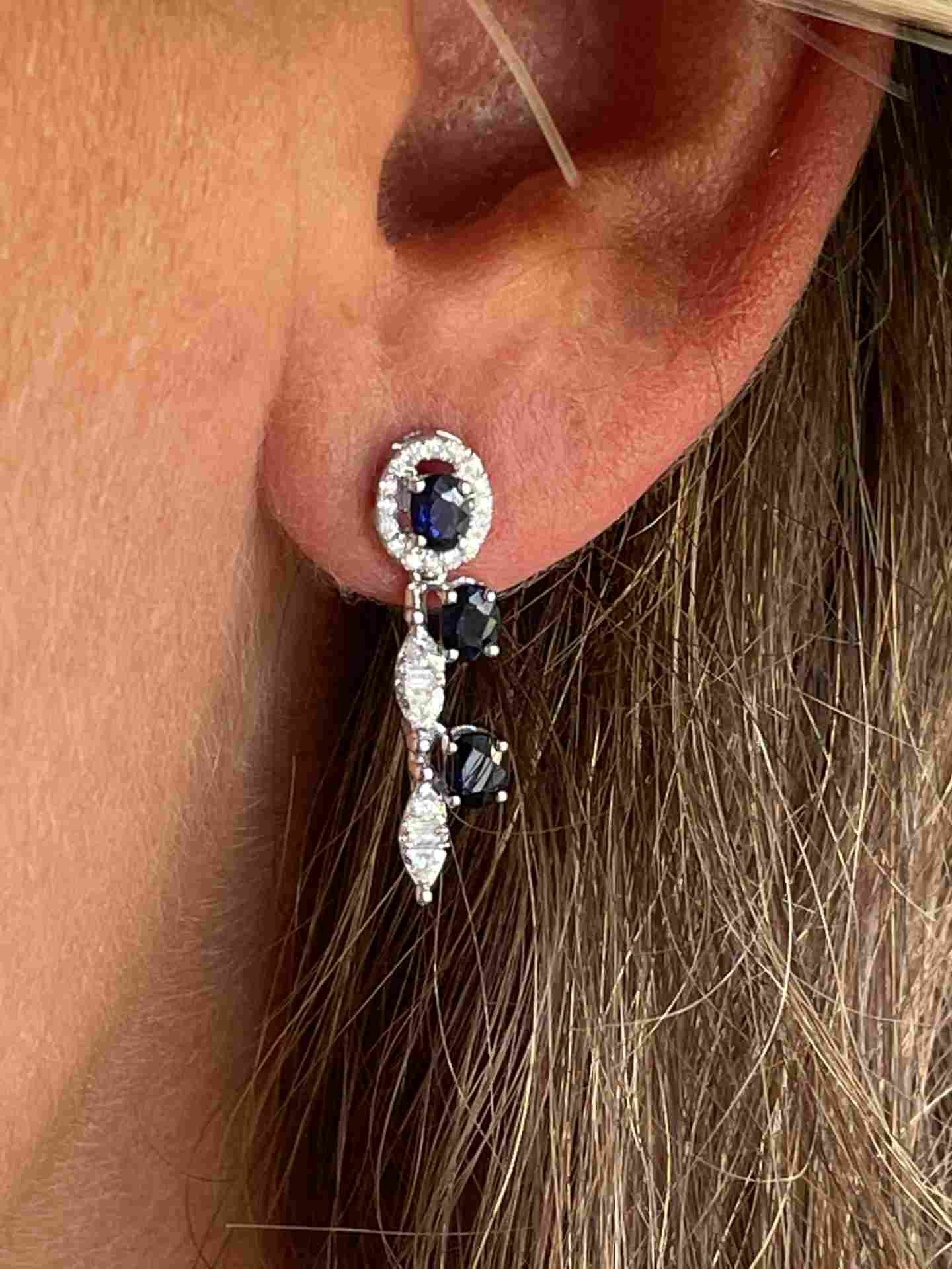 SAFAK pendientes oro blanco 18 ktes roseta zafiros y brillantes