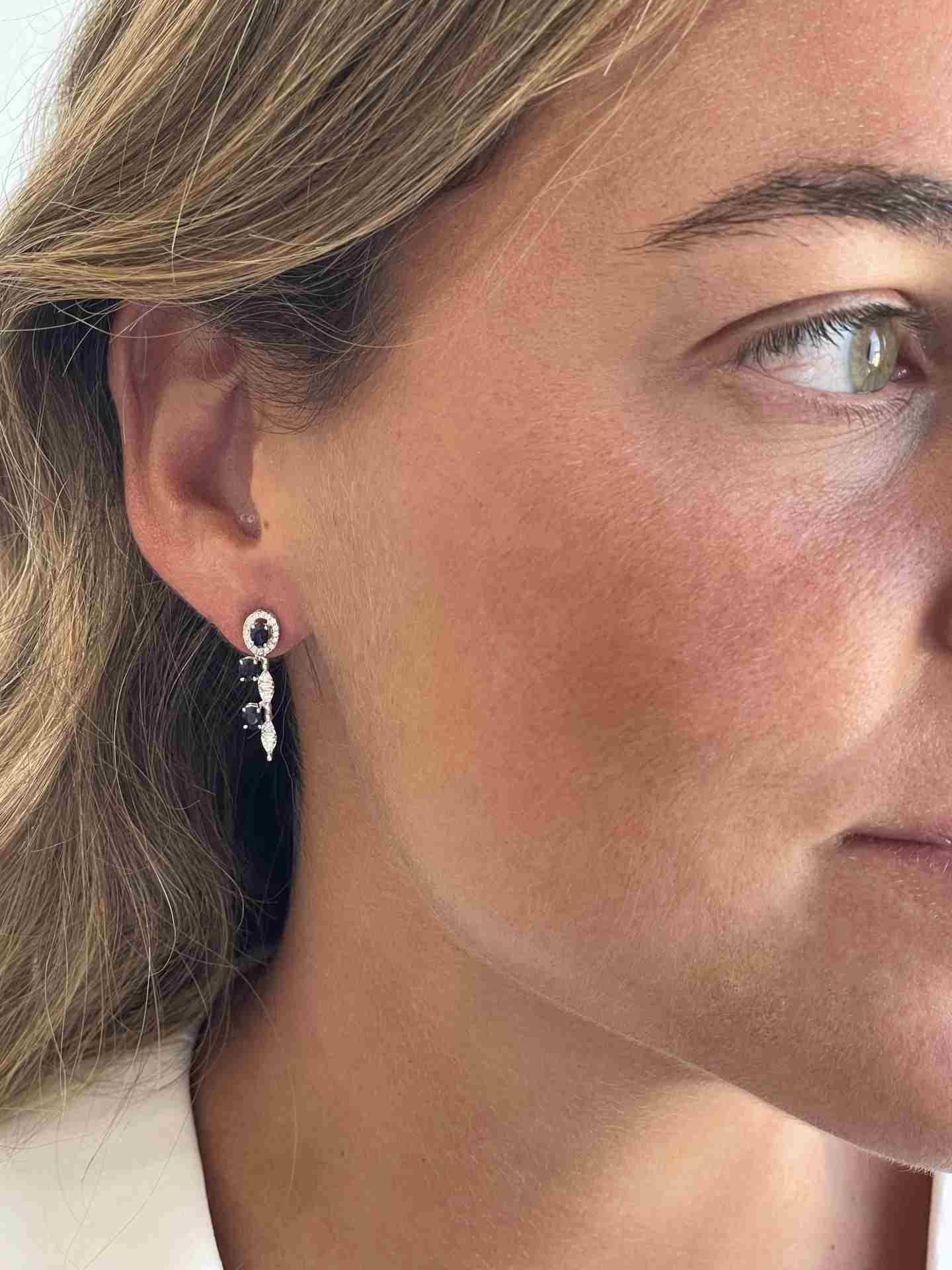 SAFAK pendientes oro blanco 18 ktes roseta zafiros y brillantes