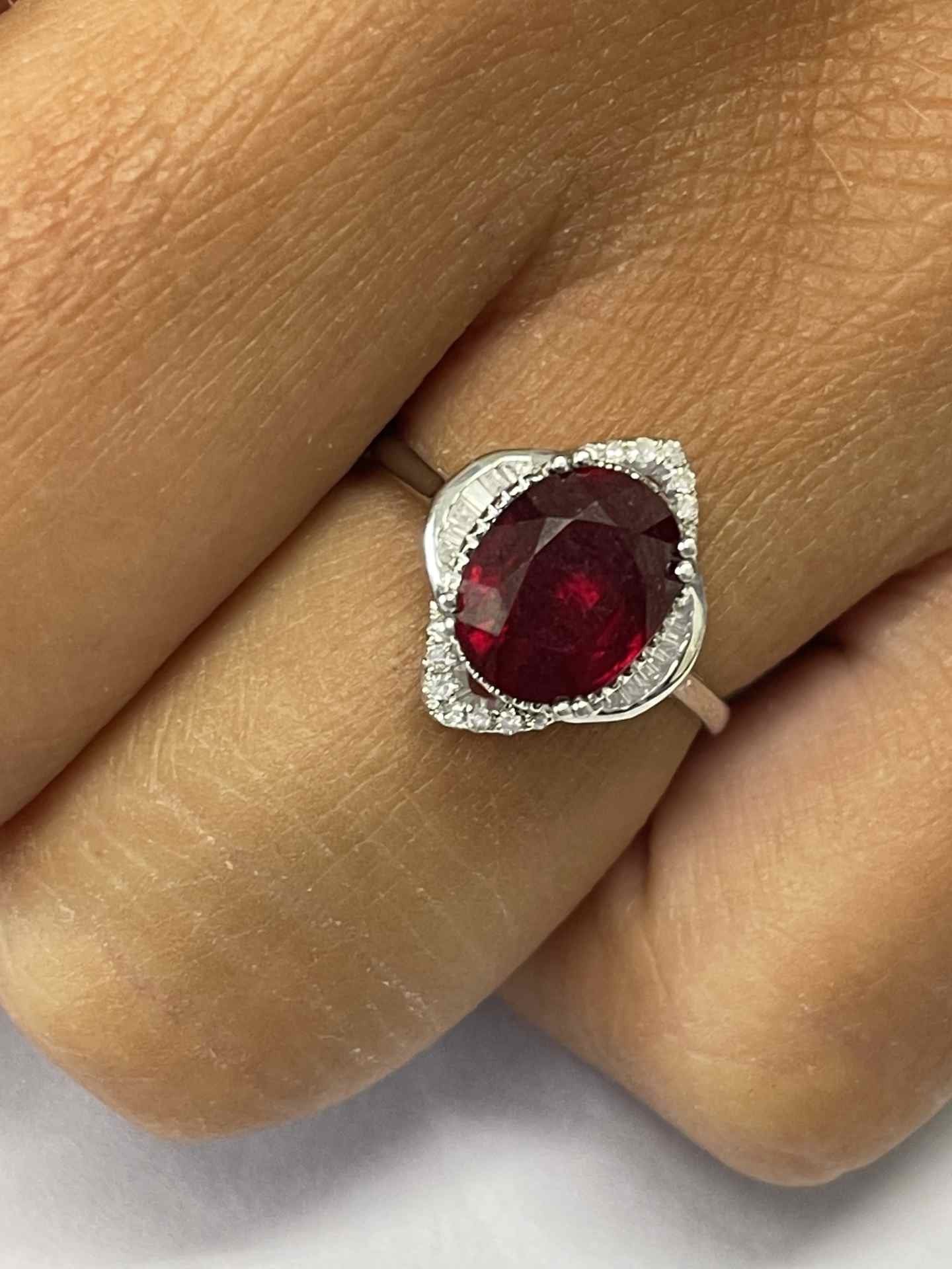 Anillo oro blanco 18 ktes IZMIR con rubí brillantes y taipes