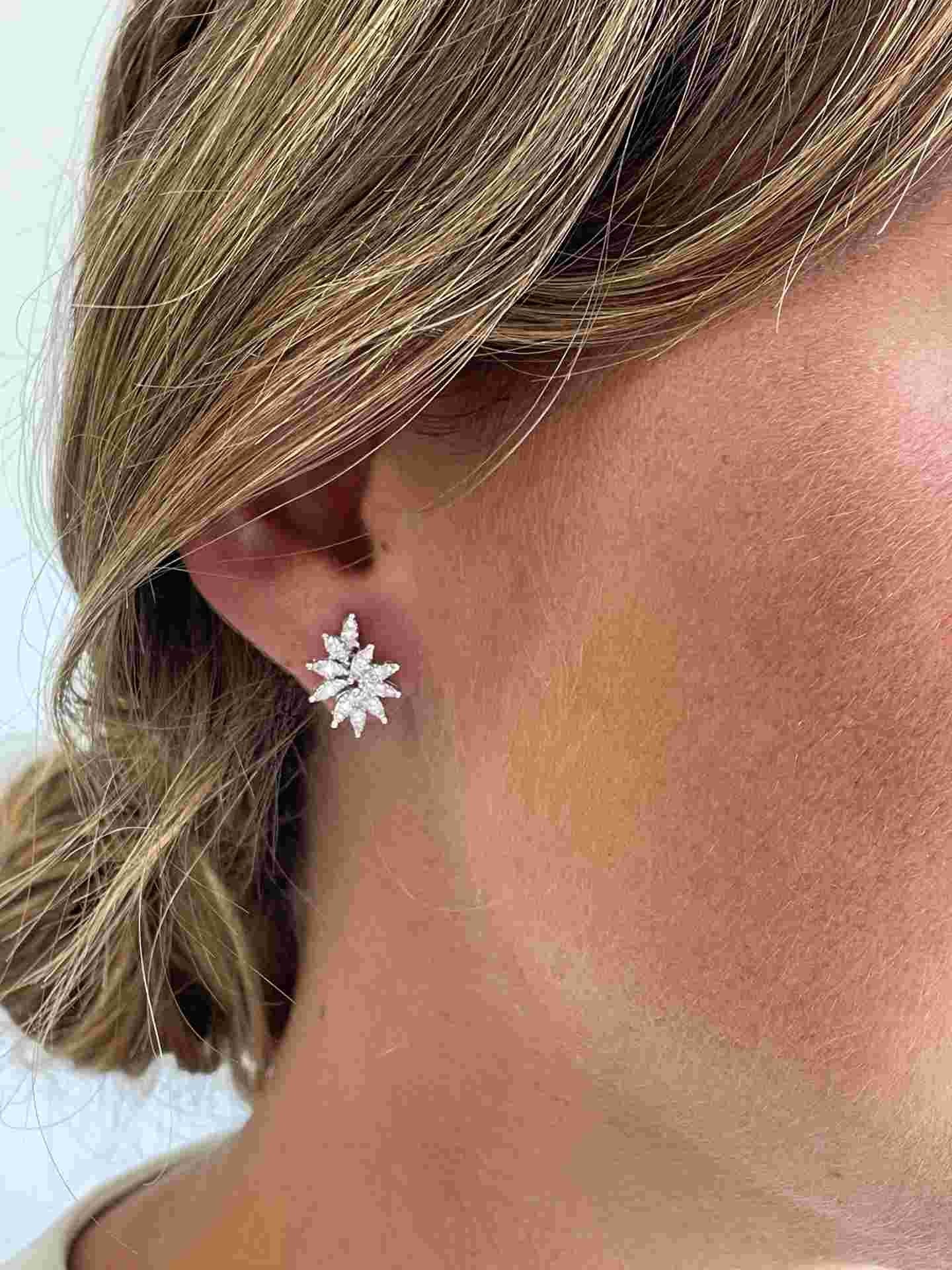 ESMIRNA pendientes hojas oro blanco de 18 ktes con brillantes