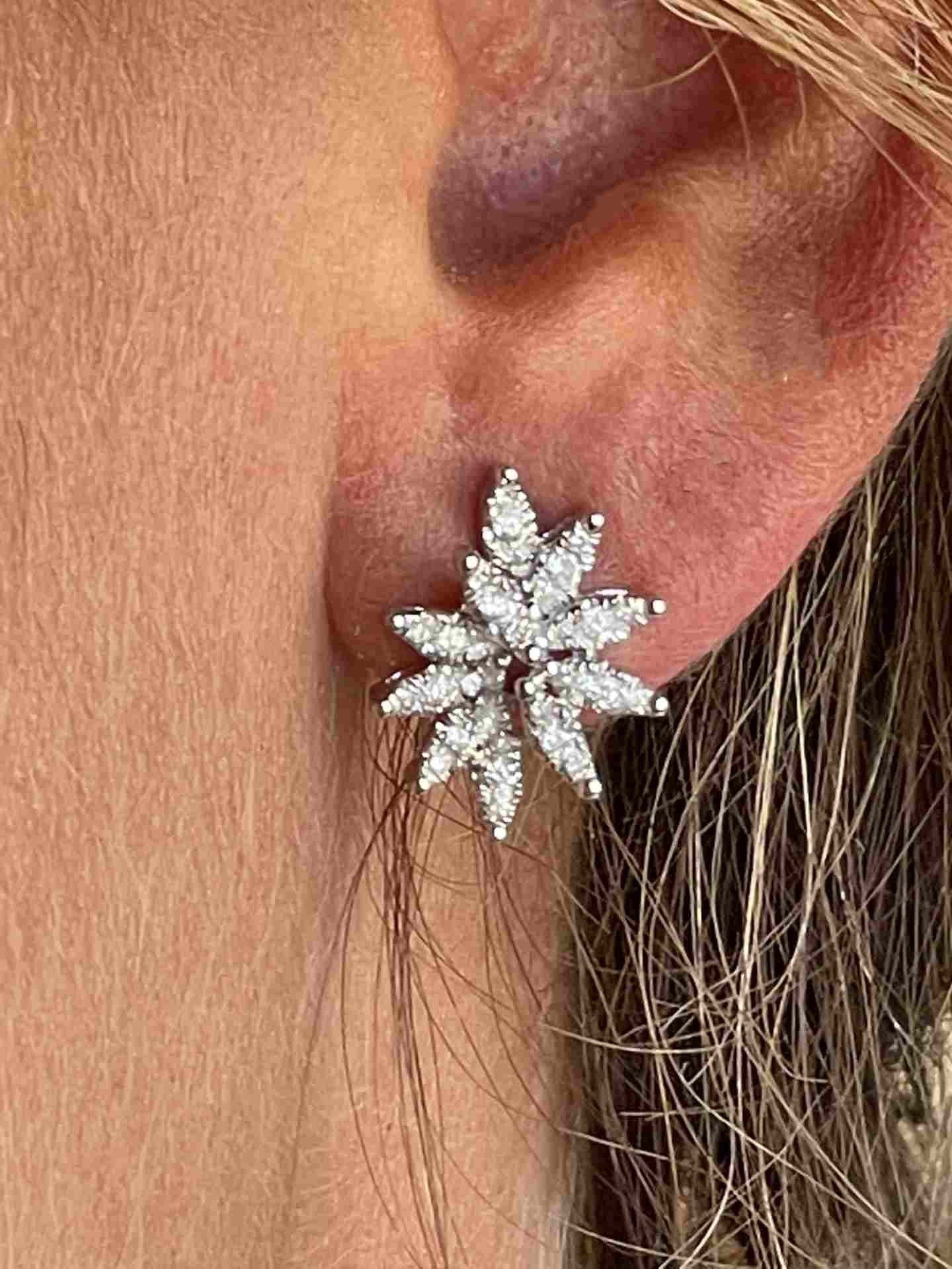 ESMIRNA pendientes hojas oro blanco de 18 ktes con brillantes