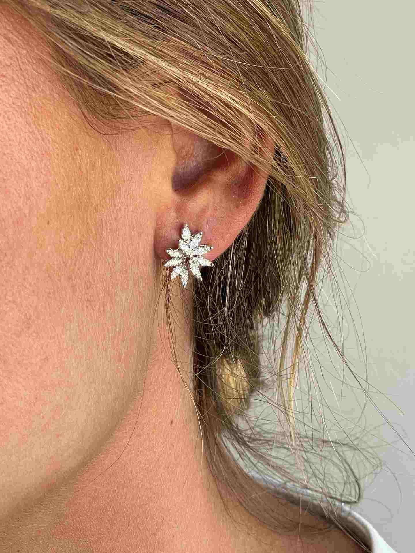 ESMIRNA pendientes hojas oro blanco de 18 ktes con brillantes