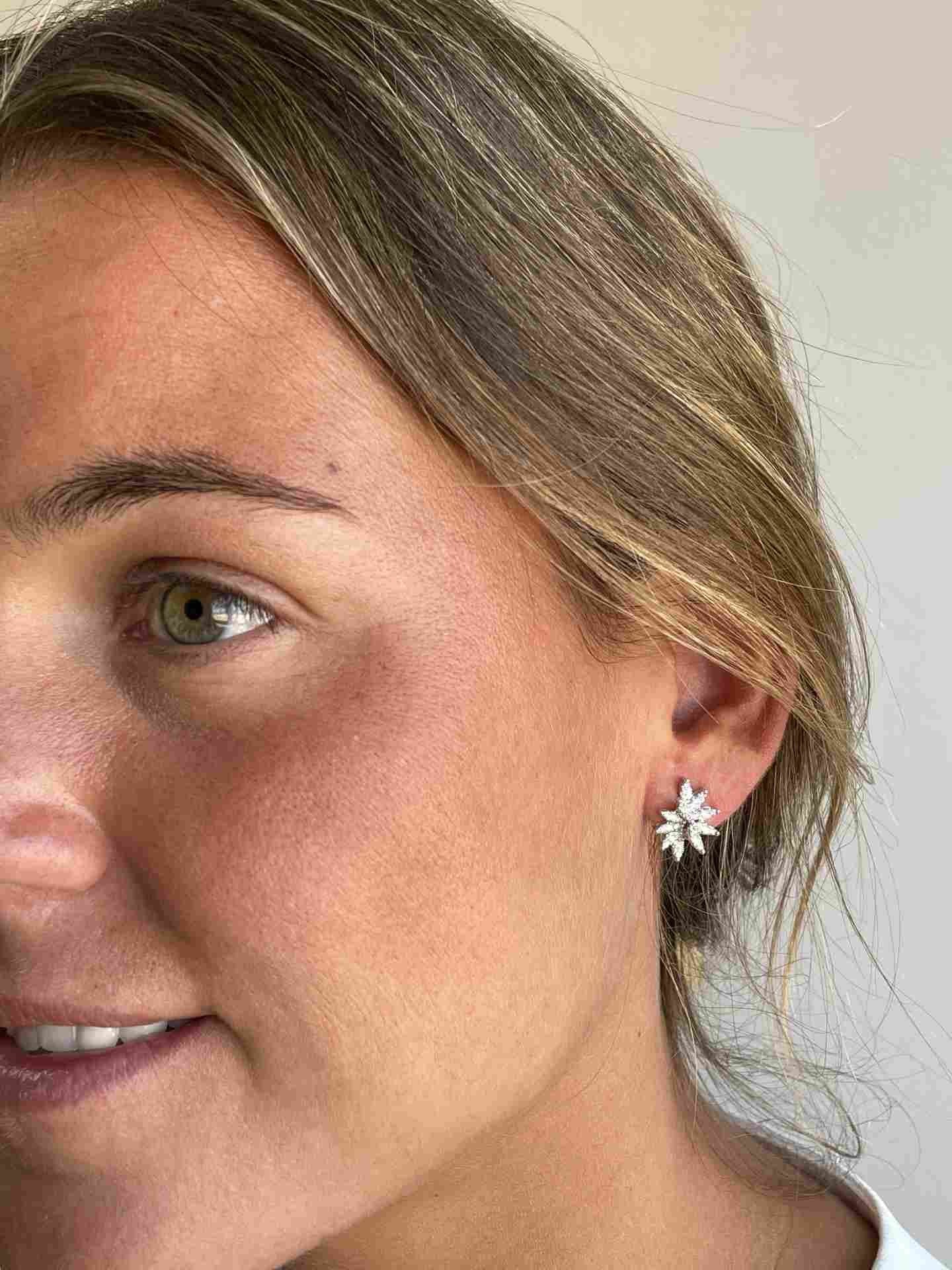 ESMIRNA pendientes hojas oro blanco de 18 ktes con brillantes