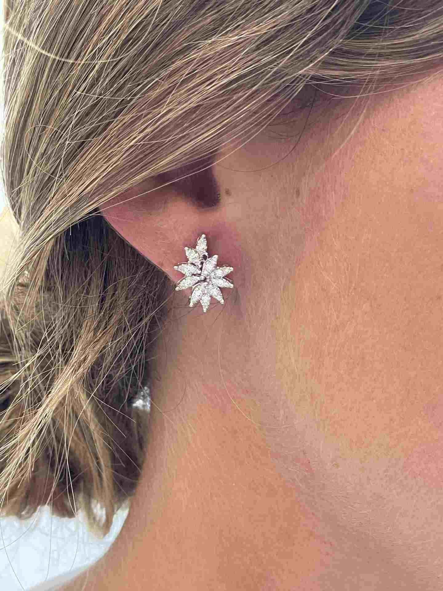 ESMIRNA pendientes hojas oro blanco de 18 ktes con brillantes