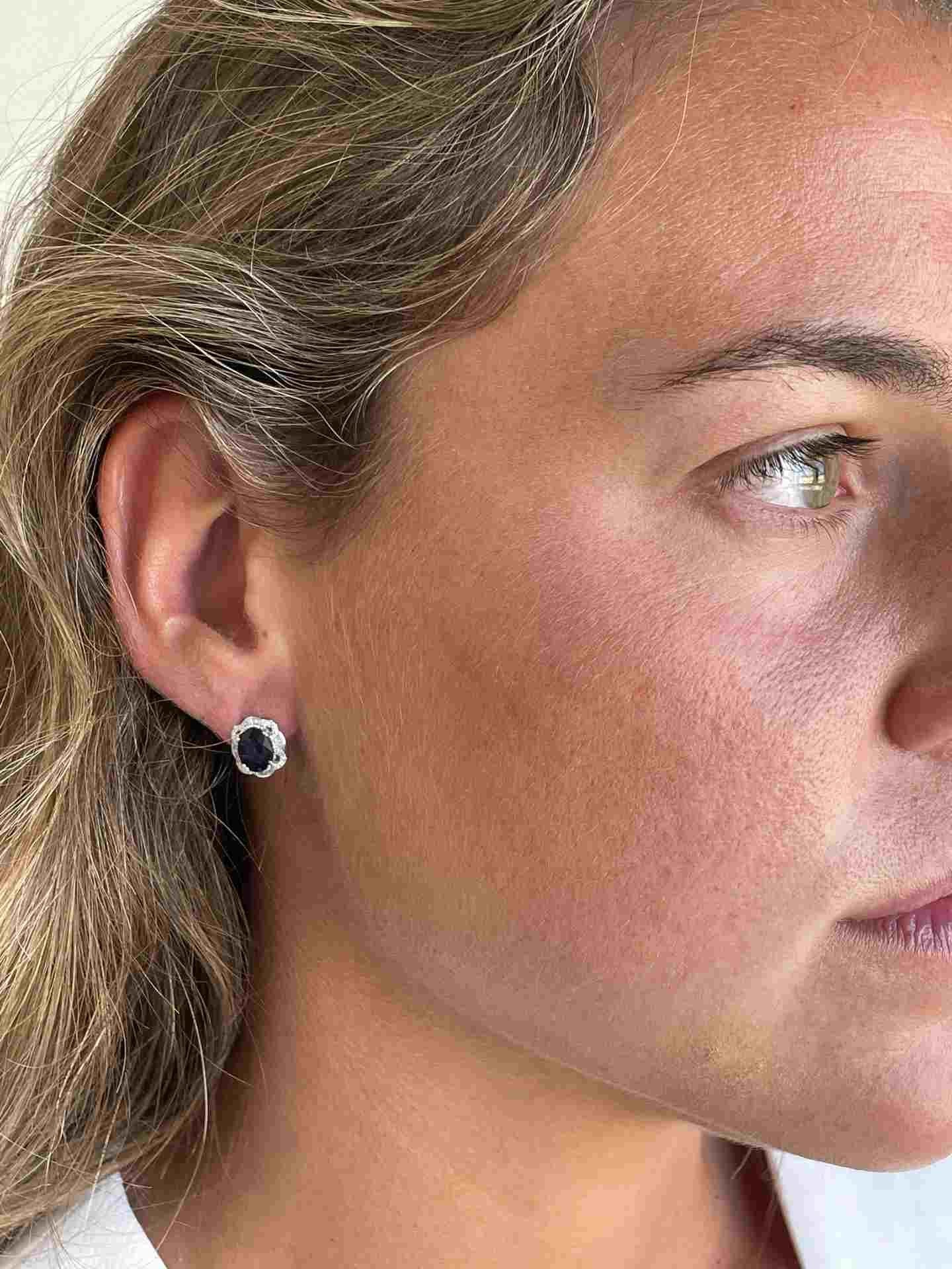 Pendientes brillantes KORKUT con zafiros en oro blanco 18 ktes