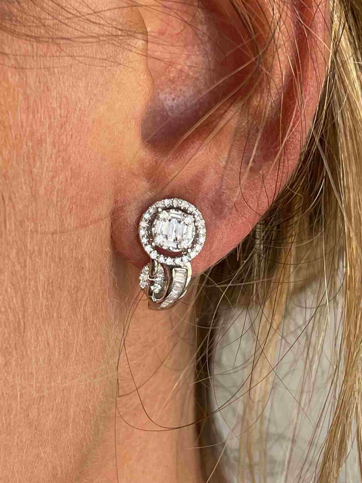 Pendientes cortos SEZA en oro blanco 18 ktes con brillantes - Roman Joyero