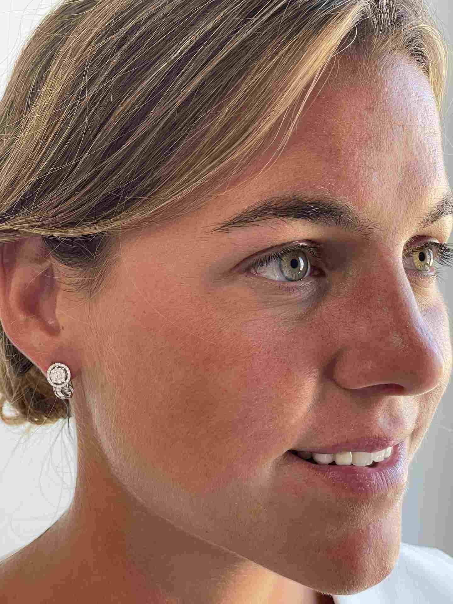 Pendientes cortos SEZA en oro blanco 18 ktes con brillantes - Roman Joyero