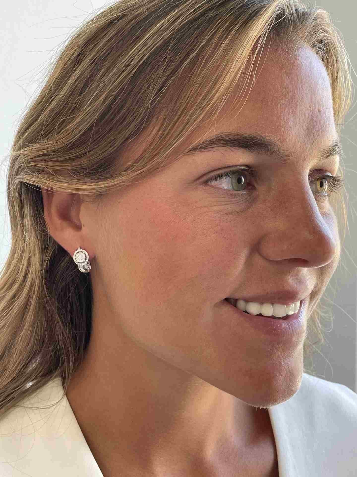 Pendientes cortos SEZA en oro blanco 18 ktes con brillantes - Roman Joyero