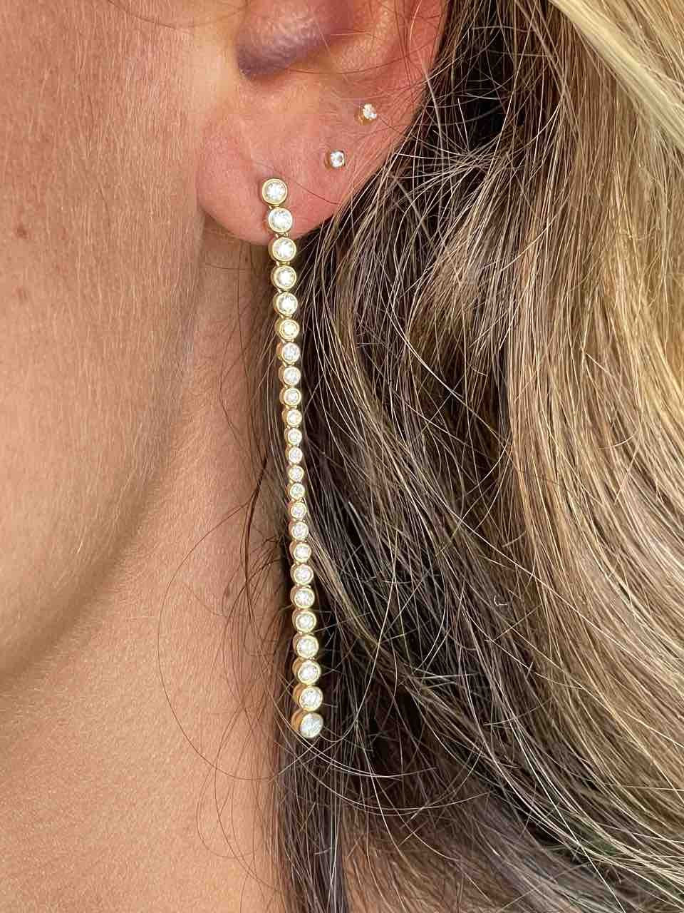 SERDAR pendientes largos de brillantes en oro amarillo 18 kilates