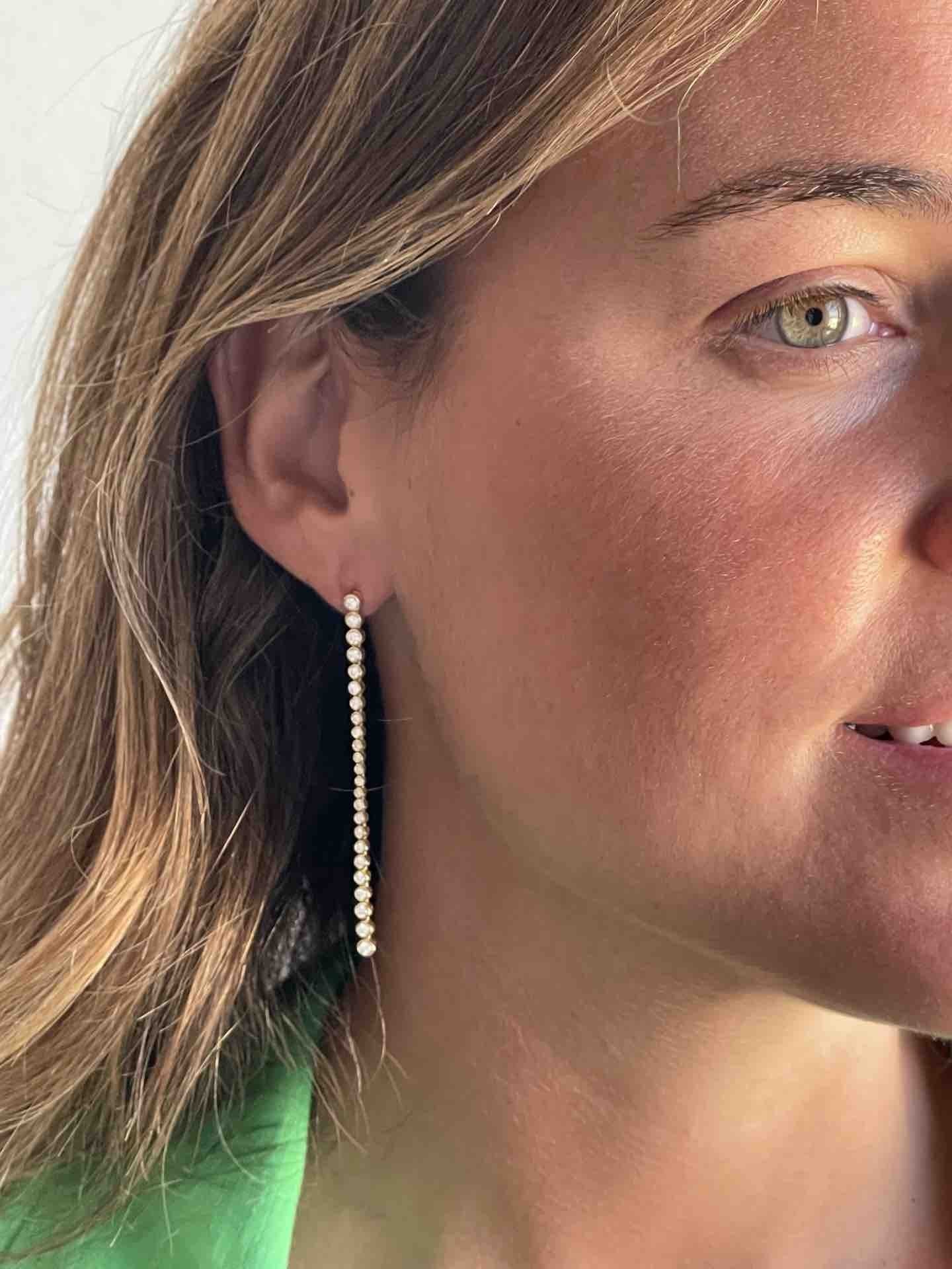 SERDAR pendientes largos de brillantes en oro amarillo 18 kilates