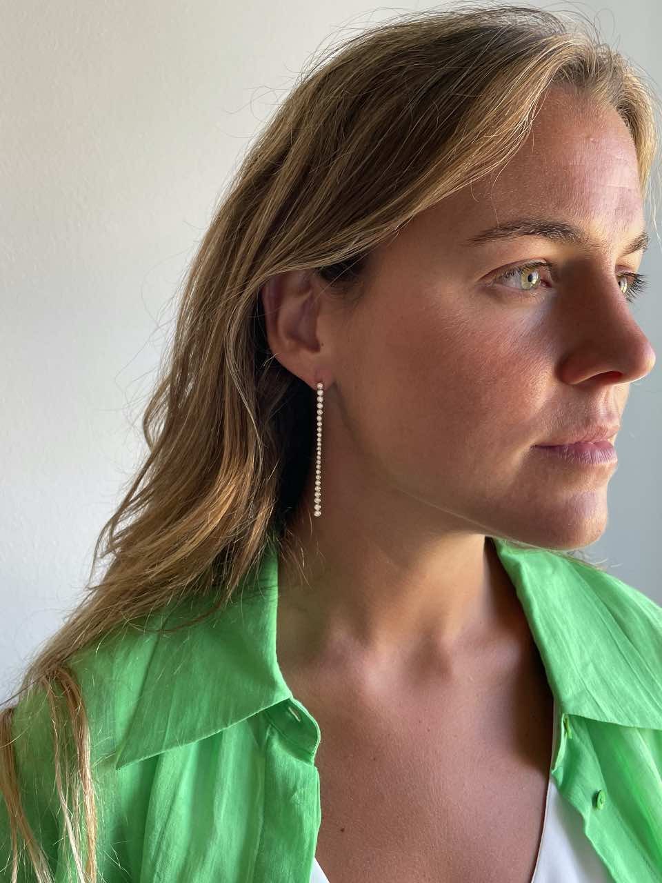 SERDAR pendientes largos de brillantes en oro amarillo 18 kilates