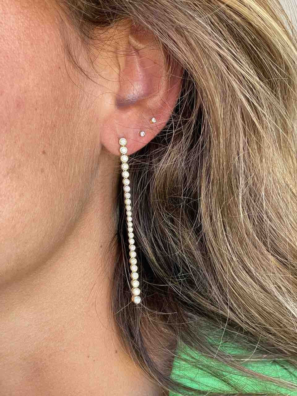 SERDAR pendientes largos de brillantes en oro amarillo 18 kilates