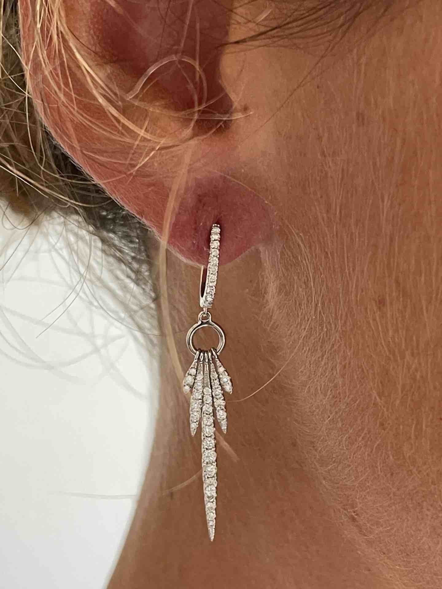 Preciosos pendientes de brillantes HAKKA oro blanco 18 ktes - Roman Joyero