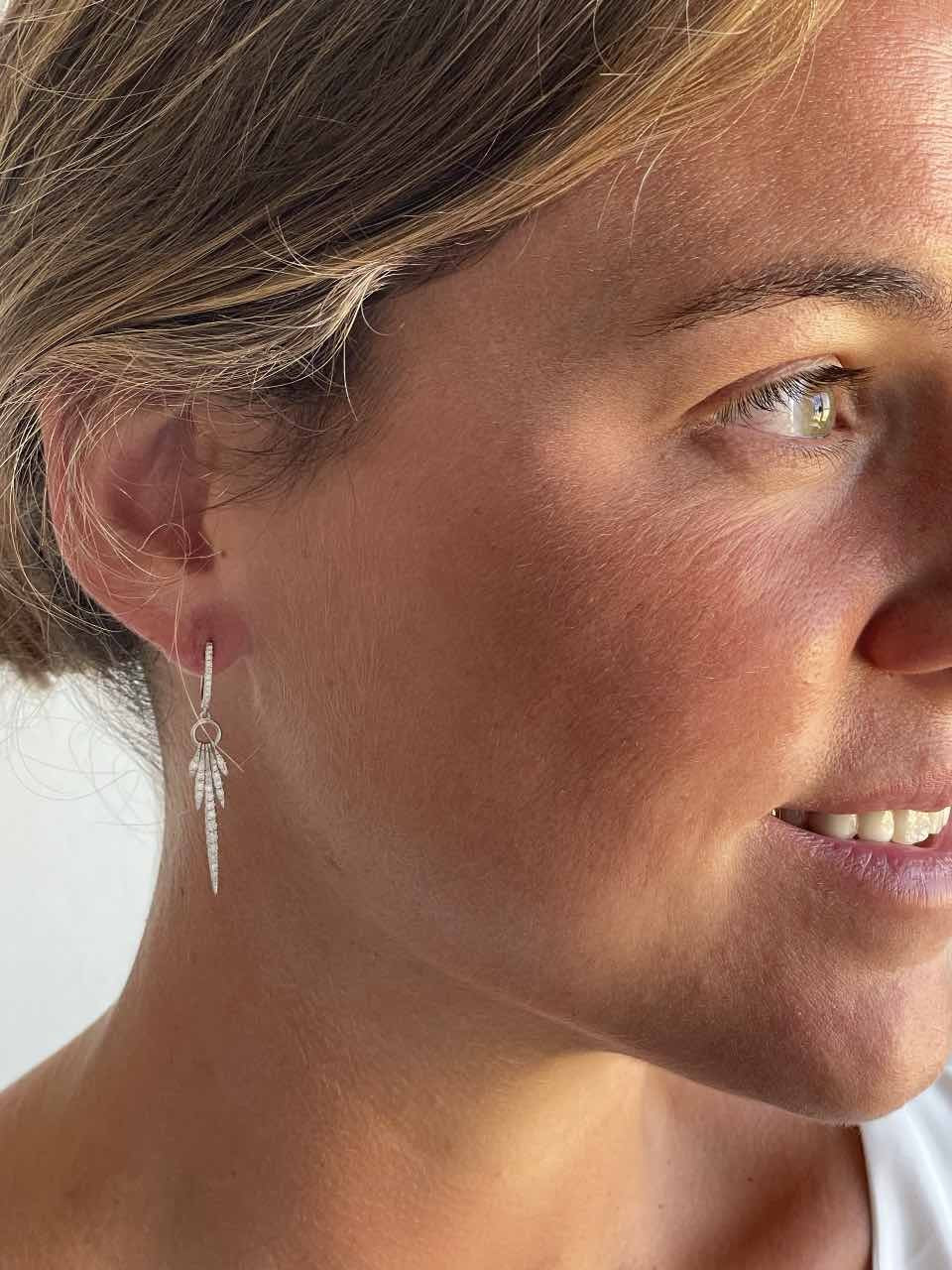 Preciosos pendientes de brillantes HAKKA oro blanco 18 ktes - Roman Joyero