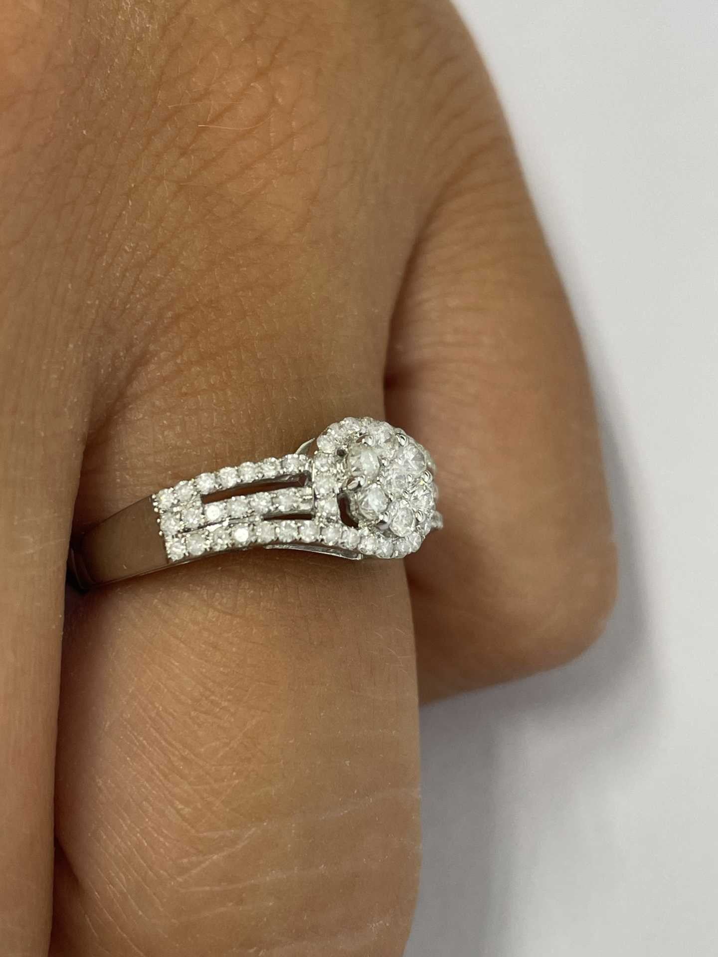 Anillo roseta de brillantes CAGUAS en oro blanco 18 kilates - Roman Joyero