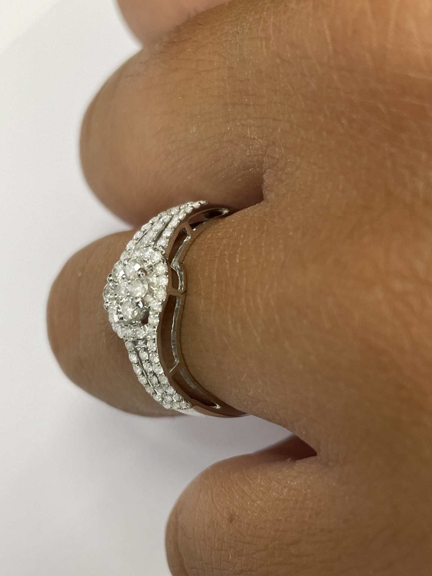 Anillo roseta de brillantes CAGUAS en oro blanco 18 kilates - Roman Joyero