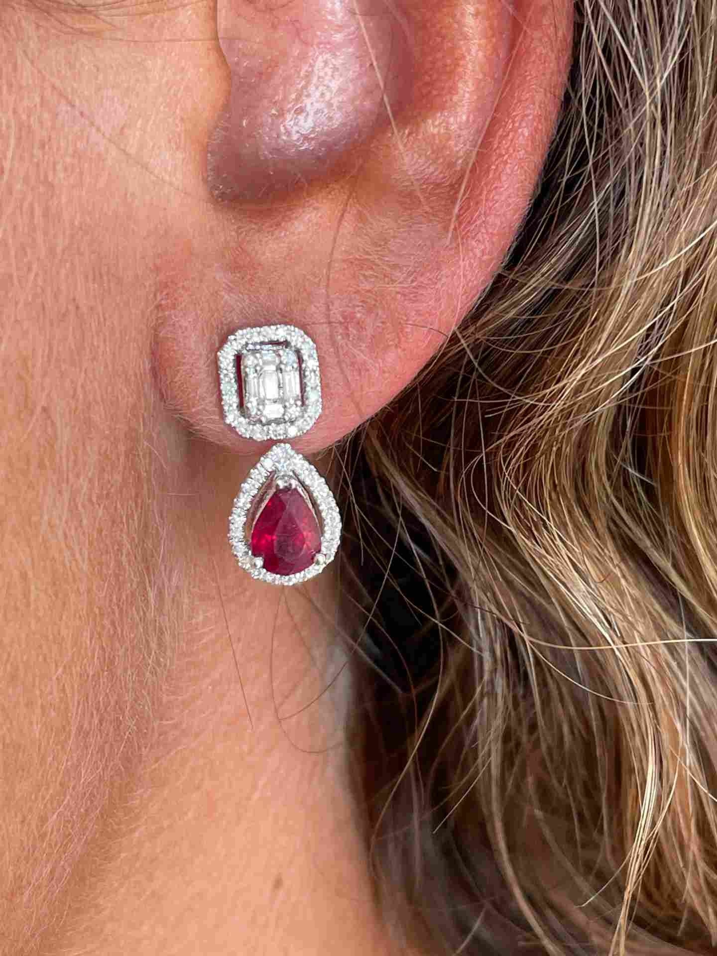 Pendientes dobles LEYLA en oro blanco con brillantes y rubí