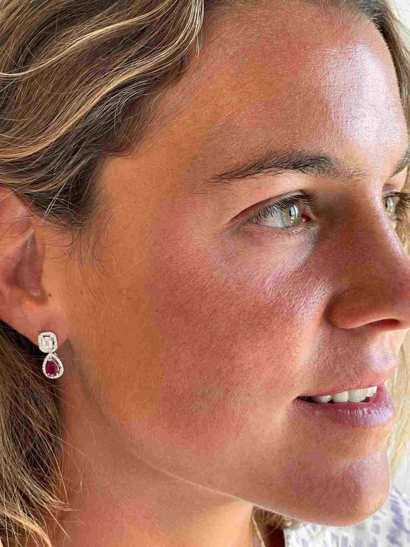 Pendientes dobles LEYLA en oro blanco con brillantes y rubí